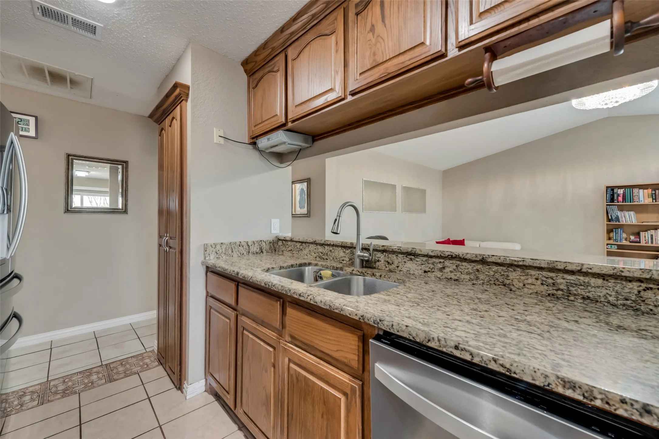 Single Family Residence For Sale in Dallas County , 2101 High Bluff Drive, Garland, Texas 75041, 3 Bedroom, 2 Bathroom, 1 Garage spaces, 1,304 Sqft, built in 1983, mls#21192865, Real Estate Agent in Garland, Homes For Sale in Dallas county, Homes For Sale in Garland, Realtor in Garland Texas, Real Estate Brokerage Independent Realty Texas, Luminita Cordes Realtor