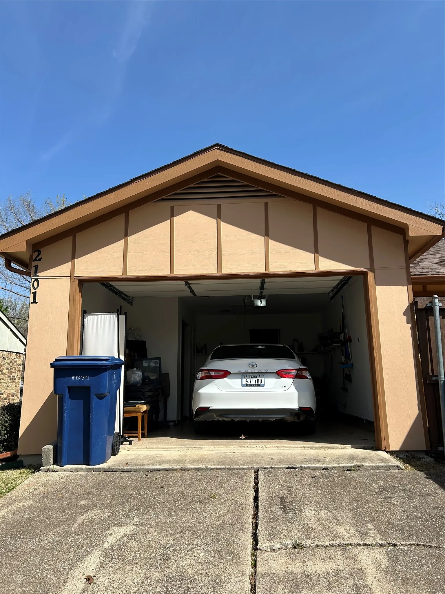 Single Family Residence For Sale in Dallas County , 2101 High Bluff Drive, Garland, Texas 75041, 3 Bedroom, 2 Bathroom, 1 Garage spaces, 1,304 Sqft, built in 1983, mls#21192865, Real Estate Agent in Garland, Homes For Sale in Dallas county, Homes For Sale in Garland, Realtor in Garland Texas, Real Estate Brokerage Independent Realty Texas, Luminita Cordes Realtor