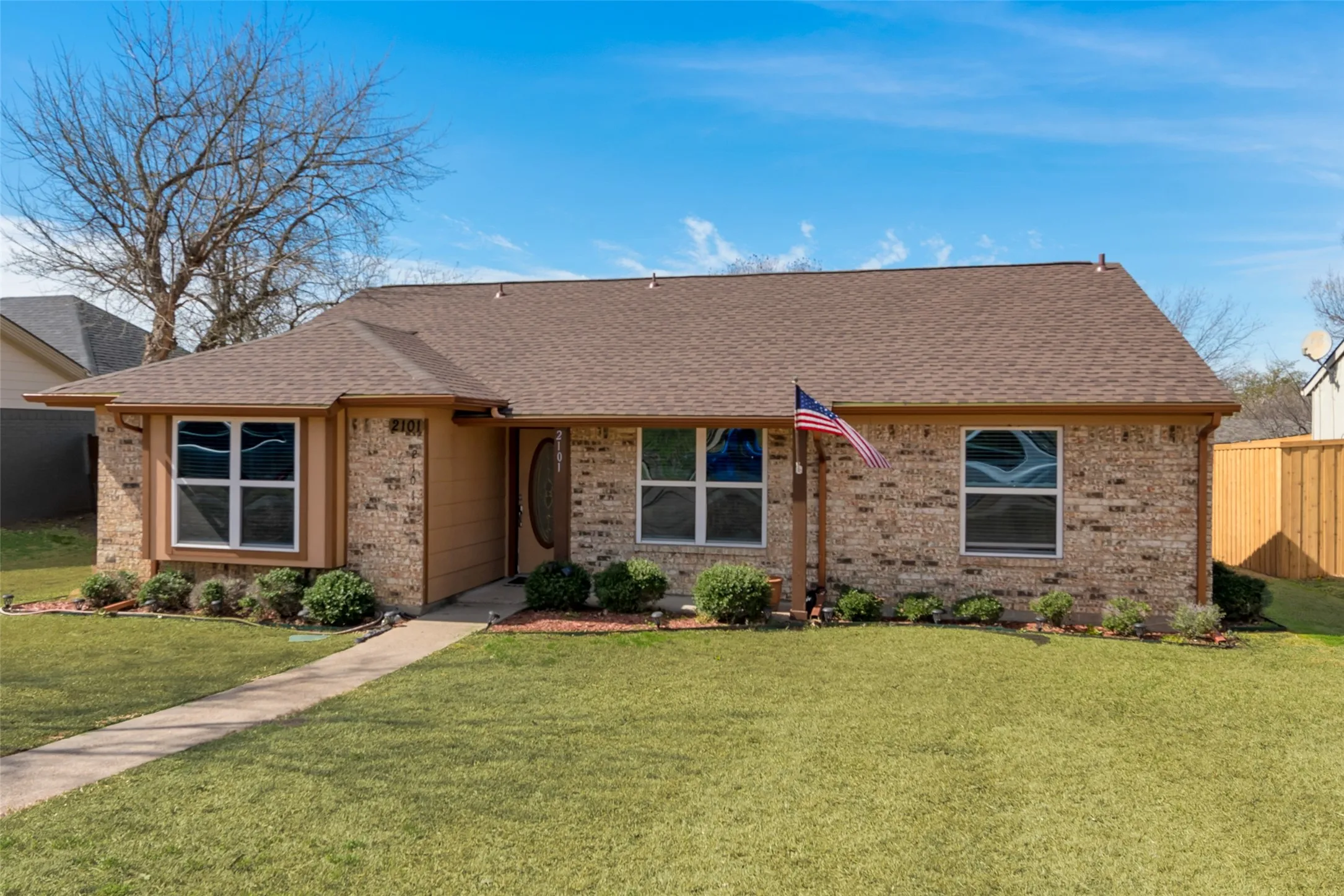 Single Family Residence For Sale in Dallas County , 2101 High Bluff Drive, Garland, Texas 75041, 3 Bedroom, 2 Bathroom, 1 Garage spaces, 1,304 Sqft, built in 1983, mls#21192865, Real Estate Agent in Garland, Homes For Sale in Dallas county, Homes For Sale in Garland, Realtor in Garland Texas, Real Estate Brokerage Independent Realty Texas, Luminita Cordes Realtor
