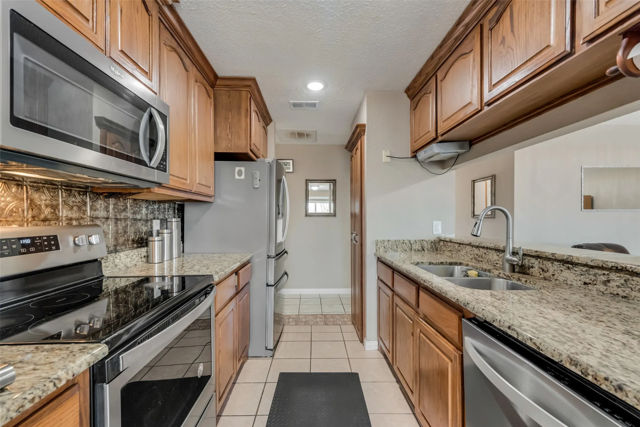 Single Family Residence For Sale in Dallas County , 2101 High Bluff Drive, Garland, Texas 75041, 3 Bedroom, 2 Bathroom, 1 Garage spaces, 1,304 Sqft, built in 1983, mls#21192865, Real Estate Agent in Garland, Homes For Sale in Dallas county, Homes For Sale in Garland, Realtor in Garland Texas, Real Estate Brokerage Independent Realty Texas, Luminita Cordes Realtor
