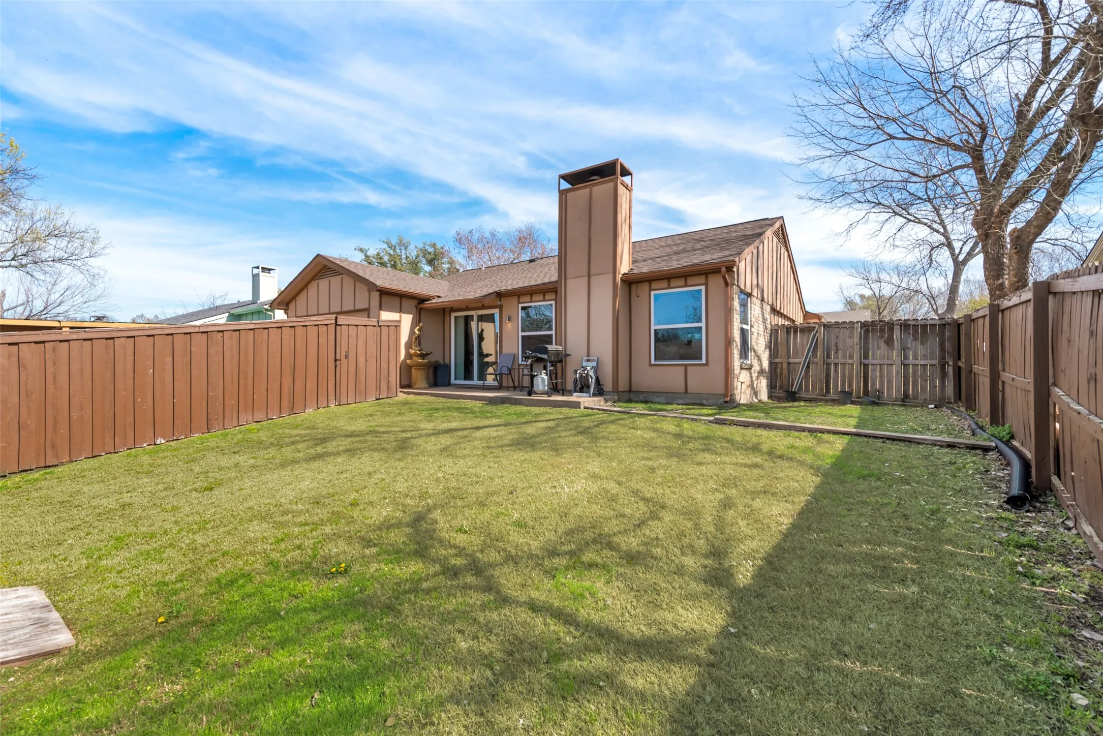 Single Family Residence For Sale in Dallas County , 2101 High Bluff Drive, Garland, Texas 75041, 3 Bedroom, 2 Bathroom, 1 Garage spaces, 1,304 Sqft, built in 1983, mls#21192865, Real Estate Agent in Garland, Homes For Sale in Dallas county, Homes For Sale in Garland, Realtor in Garland Texas, Real Estate Brokerage Independent Realty Texas, Luminita Cordes Realtor
