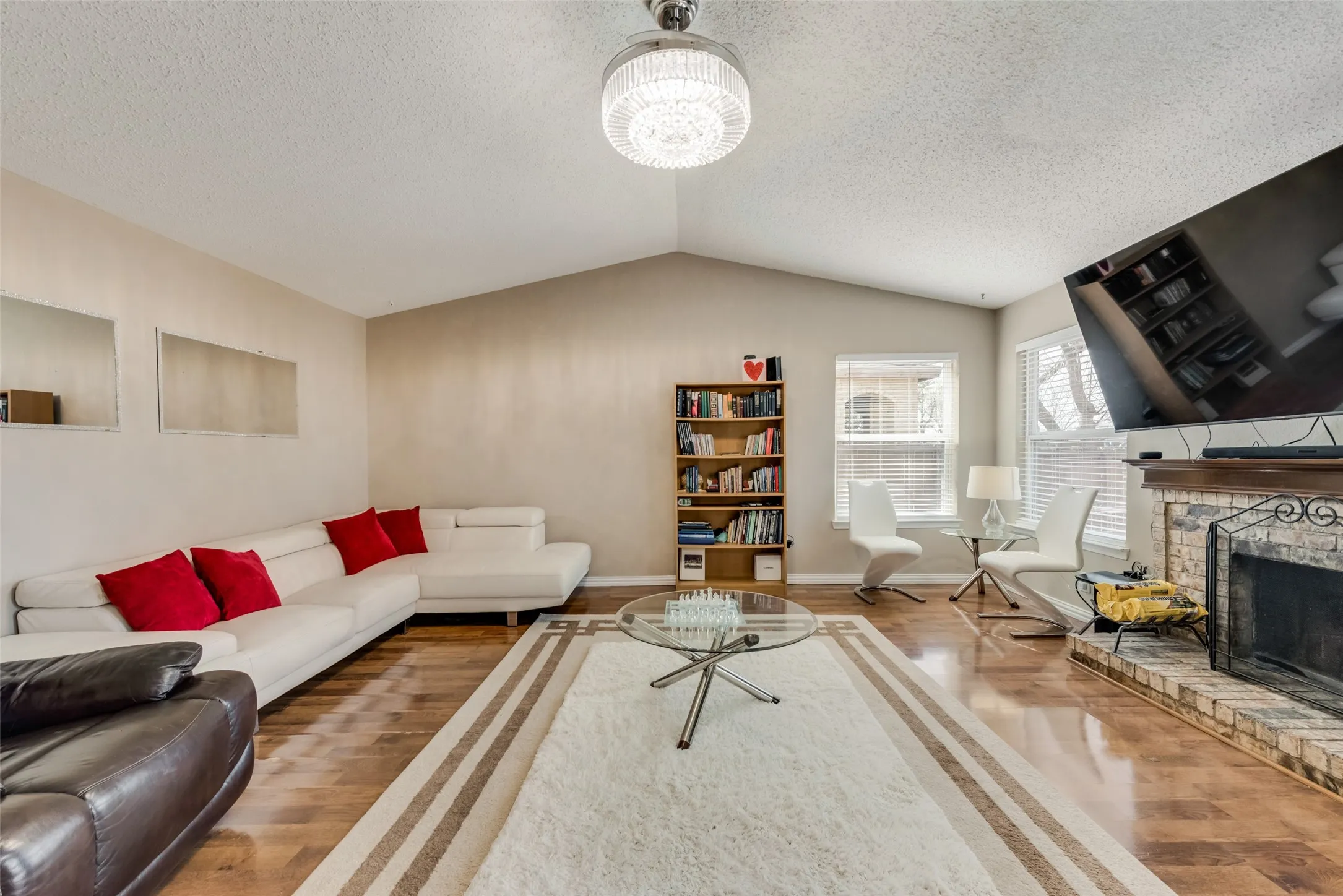 Single Family Residence For Sale in Dallas County , 2101 High Bluff Drive, Garland, Texas 75041, 3 Bedroom, 2 Bathroom, 1 Garage spaces, 1,304 Sqft, built in 1983, mls#21192865, Real Estate Agent in Garland, Homes For Sale in Dallas county, Homes For Sale in Garland, Realtor in Garland Texas, Real Estate Brokerage Independent Realty Texas, Luminita Cordes Realtor
