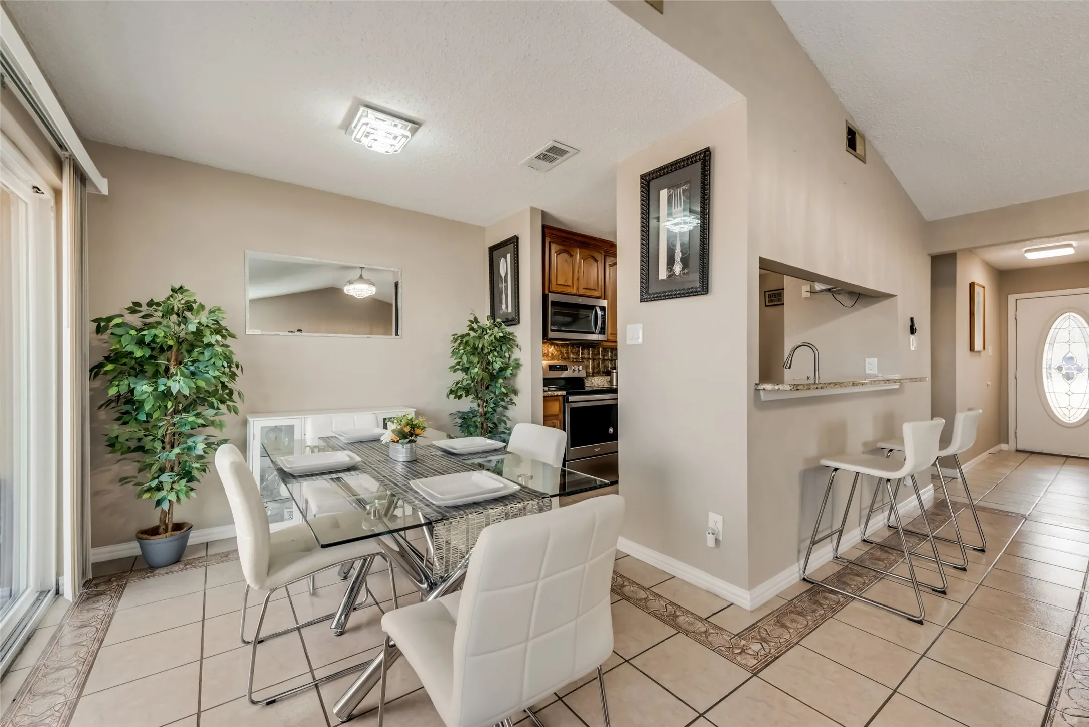 Single Family Residence For Sale in Dallas County , 2101 High Bluff Drive, Garland, Texas 75041, 3 Bedroom, 2 Bathroom, 1 Garage spaces, 1,304 Sqft, built in 1983, mls#21192865, Real Estate Agent in Garland, Homes For Sale in Dallas county, Homes For Sale in Garland, Realtor in Garland Texas, Real Estate Brokerage Independent Realty Texas, Luminita Cordes Realtor