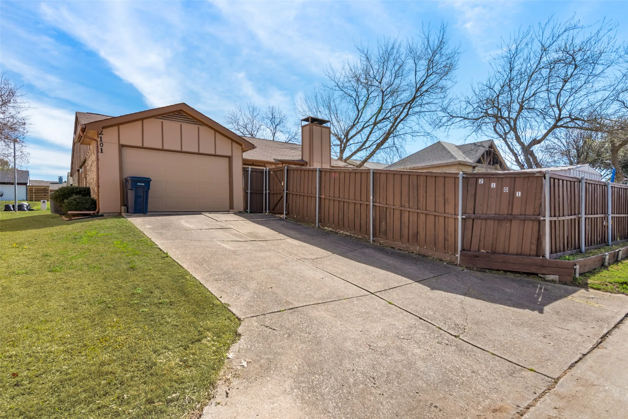 Single Family Residence For Sale in Dallas County , 2101 High Bluff Drive, Garland, Texas 75041, 3 Bedroom, 2 Bathroom, 1 Garage spaces, 1,304 Sqft, built in 1983, mls#21192865, Real Estate Agent in Garland, Homes For Sale in Dallas county, Homes For Sale in Garland, Realtor in Garland Texas, Real Estate Brokerage Independent Realty Texas, Luminita Cordes Realtor