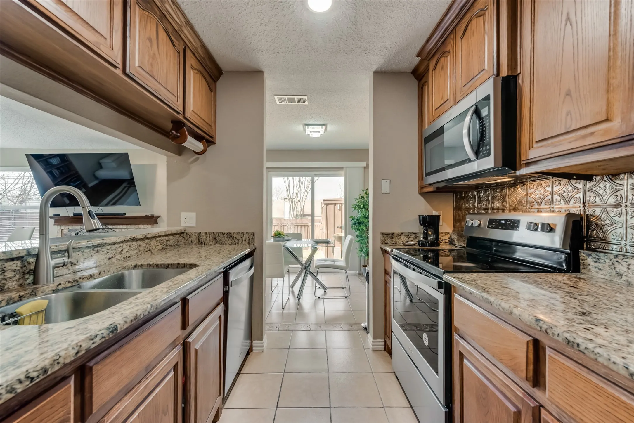 Single Family Residence For Sale in Dallas County , 2101 High Bluff Drive, Garland, Texas 75041, 3 Bedroom, 2 Bathroom, 1 Garage spaces, 1,304 Sqft, built in 1983, mls#21192865, Real Estate Agent in Garland, Homes For Sale in Dallas county, Homes For Sale in Garland, Realtor in Garland Texas, Real Estate Brokerage Independent Realty Texas, Luminita Cordes Realtor