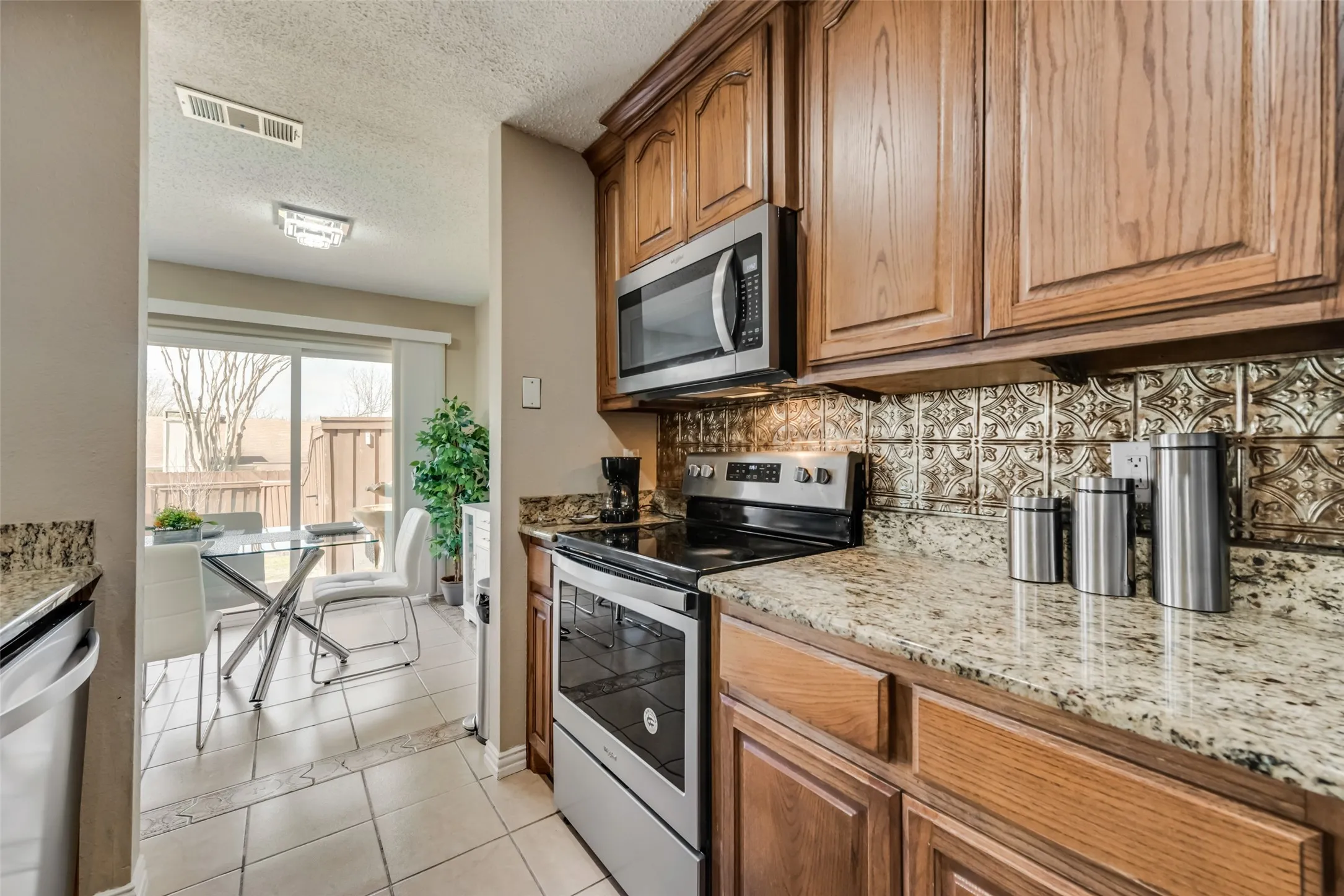 Single Family Residence For Sale in Dallas County , 2101 High Bluff Drive, Garland, Texas 75041, 3 Bedroom, 2 Bathroom, 1 Garage spaces, 1,304 Sqft, built in 1983, mls#21192865, Real Estate Agent in Garland, Homes For Sale in Dallas county, Homes For Sale in Garland, Realtor in Garland Texas, Real Estate Brokerage Independent Realty Texas, Luminita Cordes Realtor