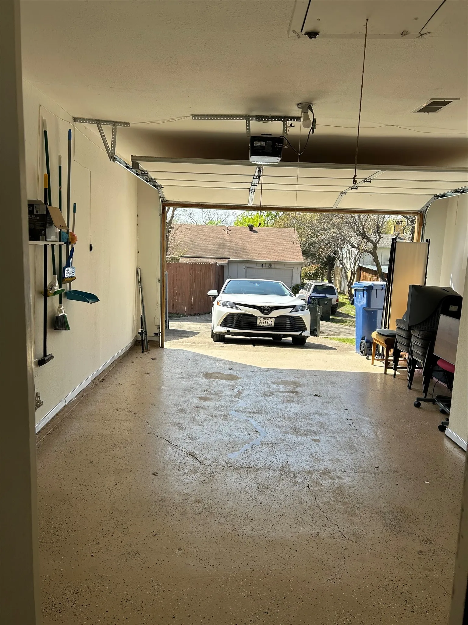 Single Family Residence For Sale in Dallas County , 2101 High Bluff Drive, Garland, Texas 75041, 3 Bedroom, 2 Bathroom, 1 Garage spaces, 1,304 Sqft, built in 1983, mls#21192865, Real Estate Agent in Garland, Homes For Sale in Dallas county, Homes For Sale in Garland, Realtor in Garland Texas, Real Estate Brokerage Independent Realty Texas, Luminita Cordes Realtor
