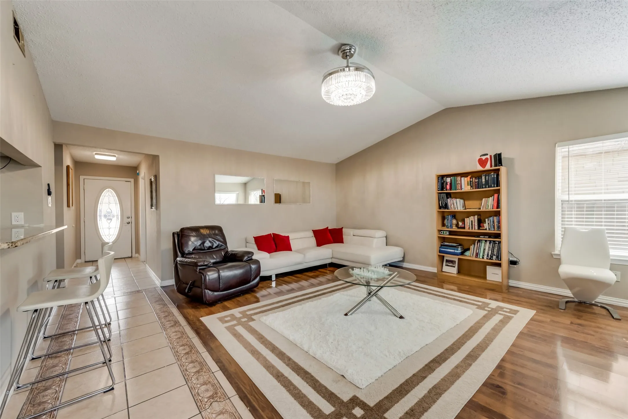 Single Family Residence For Sale in Dallas County , 2101 High Bluff Drive, Garland, Texas 75041, 3 Bedroom, 2 Bathroom, 1 Garage spaces, 1,304 Sqft, built in 1983, mls#21192865, Real Estate Agent in Garland, Homes For Sale in Dallas county, Homes For Sale in Garland, Realtor in Garland Texas, Real Estate Brokerage Independent Realty Texas, Luminita Cordes Realtor