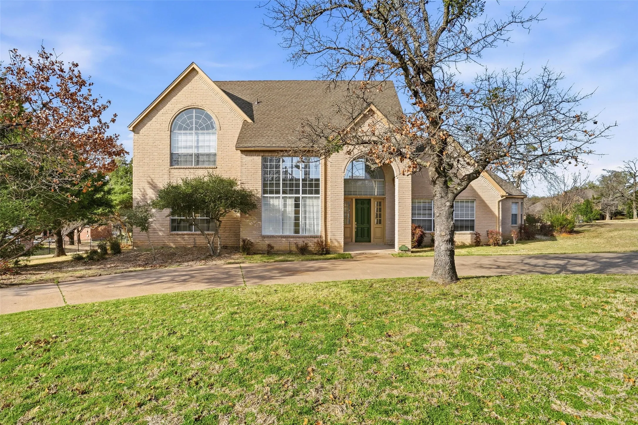 Single Family Residence For Sale in Johnson County , 2829 Bent Oaks Drive, Burleson, Texas 76028, 3 Bedroom, 3 Bathroom, 2 Garage spaces, 3,692 Sqft, built in 1995, mls#21189410, Real Estate Agent in Burleson, Homes For Sale in Johnson county, Homes For Sale in Burleson, Realtor in Burleson Texas, Real Estate Brokerage Independent Realty Texas, Luminita Cordes Realtor