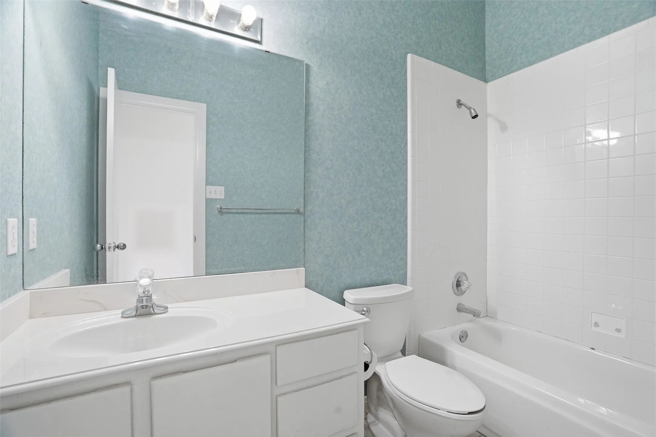 Single Family Residence For Sale in Johnson County , 2829 Bent Oaks Drive, Burleson, Texas 76028, 3 Bedroom, 3 Bathroom, 2 Garage spaces, 3,692 Sqft, built in 1995, mls#21189410, Real Estate Agent in Burleson, Homes For Sale in Johnson county, Homes For Sale in Burleson, Realtor in Burleson Texas, Real Estate Brokerage Independent Realty Texas, Luminita Cordes Realtor