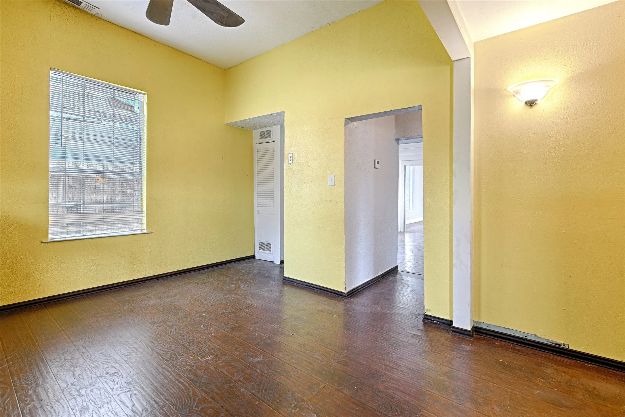 Single Family Residence For Sale in Dallas County , 2457 Glenfield Avenue, Dallas, Texas 75233, 2 Bedroom, 2 Bathroom, Garage spaces, 1,321 Sqft, built in 1925, mls#21188912, Real Estate Agent in Dallas, Homes For Sale in Dallas county, Homes For Sale in Dallas, Realtor in Dallas Texas, Real Estate Brokerage Independent Realty Texas, Luminita Cordes Realtor