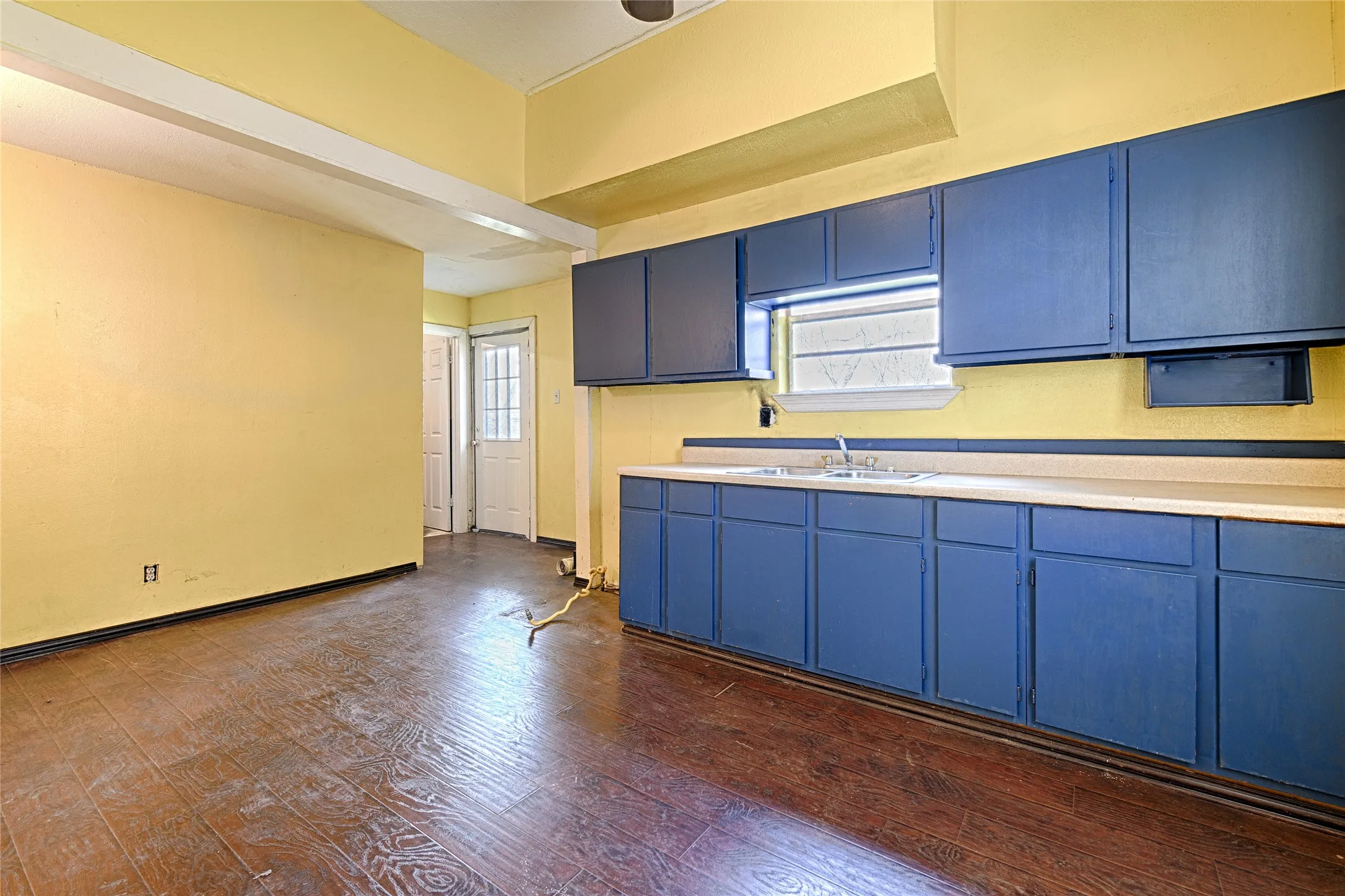 Single Family Residence For Sale in Dallas County , 2457 Glenfield Avenue, Dallas, Texas 75233, 2 Bedroom, 2 Bathroom, Garage spaces, 1,321 Sqft, built in 1925, mls#21188912, Real Estate Agent in Dallas, Homes For Sale in Dallas county, Homes For Sale in Dallas, Realtor in Dallas Texas, Real Estate Brokerage Independent Realty Texas, Luminita Cordes Realtor