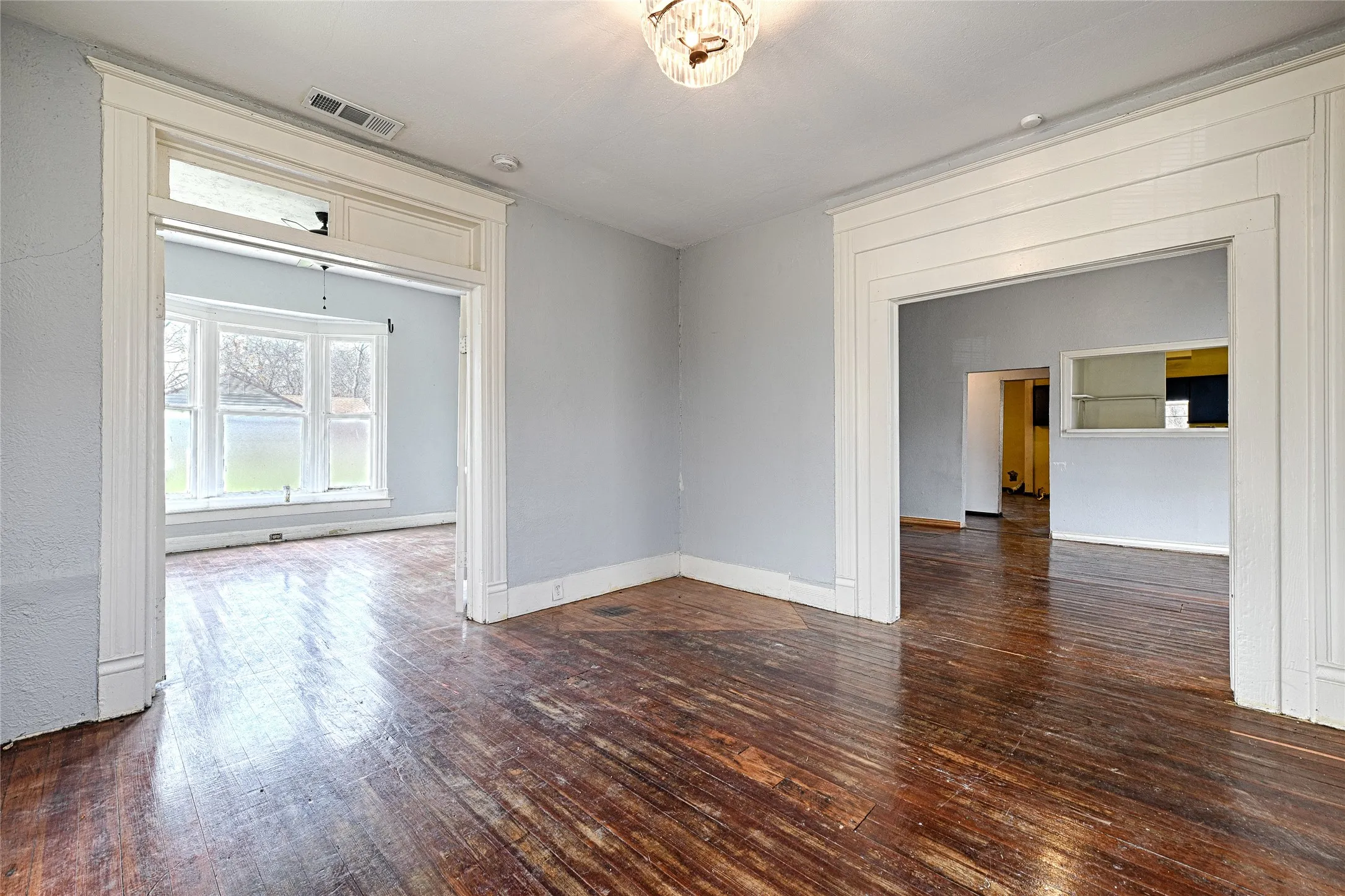 Single Family Residence For Sale in Dallas County , 2457 Glenfield Avenue, Dallas, Texas 75233, 2 Bedroom, 2 Bathroom, Garage spaces, 1,321 Sqft, built in 1925, mls#21188912, Real Estate Agent in Dallas, Homes For Sale in Dallas county, Homes For Sale in Dallas, Realtor in Dallas Texas, Real Estate Brokerage Independent Realty Texas, Luminita Cordes Realtor