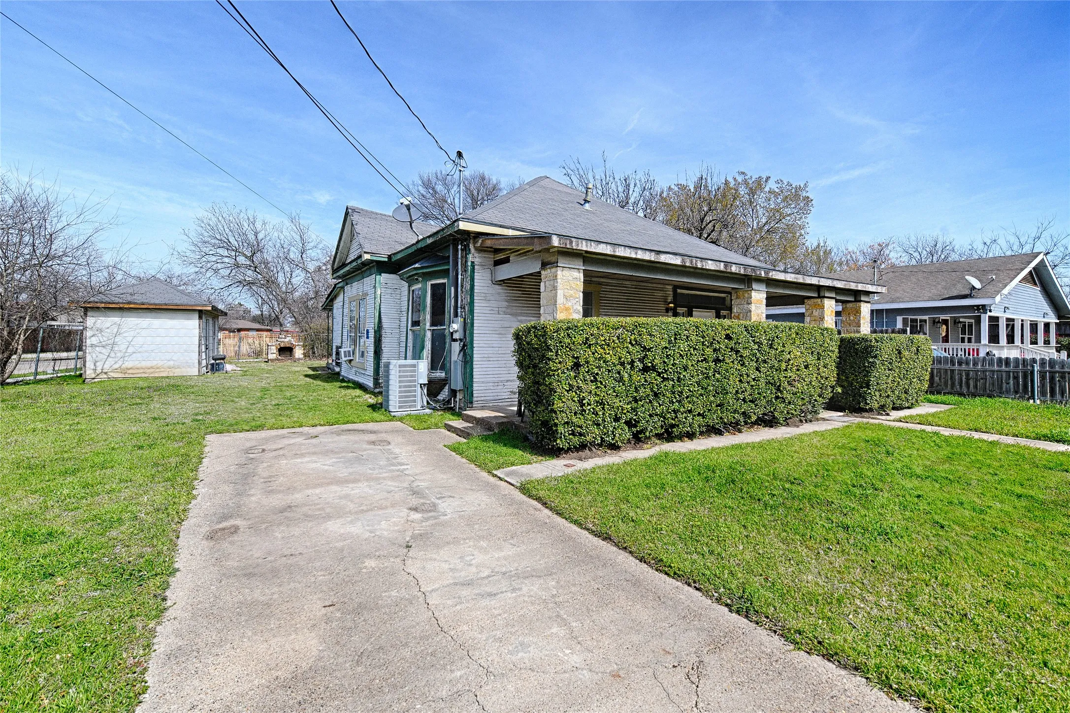 Single Family Residence For Sale in Dallas County , 2457 Glenfield Avenue, Dallas, Texas 75233, 2 Bedroom, 2 Bathroom, Garage spaces, 1,321 Sqft, built in 1925, mls#21188912, Real Estate Agent in Dallas, Homes For Sale in Dallas county, Homes For Sale in Dallas, Realtor in Dallas Texas, Real Estate Brokerage Independent Realty Texas, Luminita Cordes Realtor