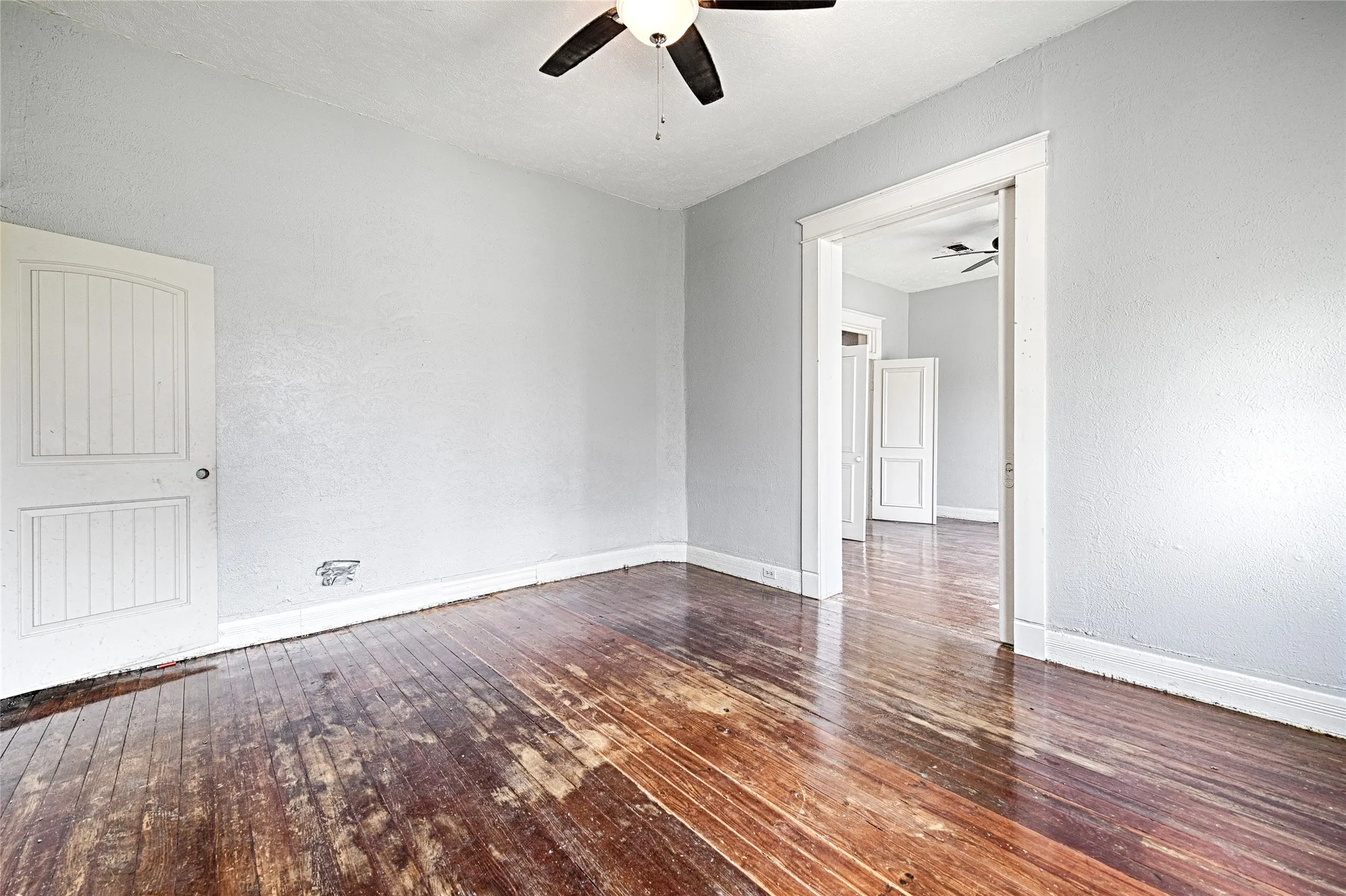 Single Family Residence For Sale in Dallas County , 2457 Glenfield Avenue, Dallas, Texas 75233, 2 Bedroom, 2 Bathroom, Garage spaces, 1,321 Sqft, built in 1925, mls#21188912, Real Estate Agent in Dallas, Homes For Sale in Dallas county, Homes For Sale in Dallas, Realtor in Dallas Texas, Real Estate Brokerage Independent Realty Texas, Luminita Cordes Realtor