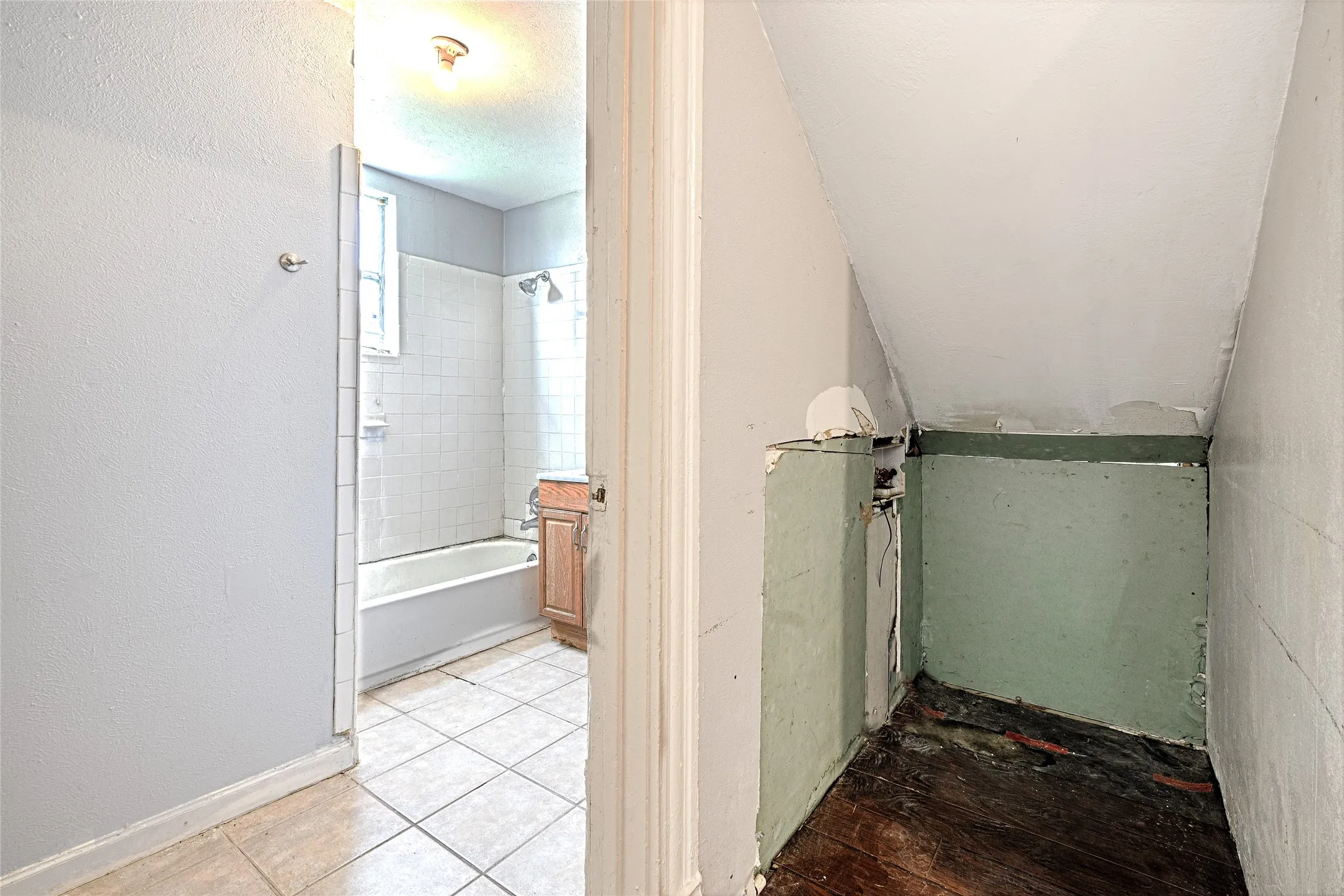 Single Family Residence For Sale in Dallas County , 2457 Glenfield Avenue, Dallas, Texas 75233, 2 Bedroom, 2 Bathroom, Garage spaces, 1,321 Sqft, built in 1925, mls#21188912, Real Estate Agent in Dallas, Homes For Sale in Dallas county, Homes For Sale in Dallas, Realtor in Dallas Texas, Real Estate Brokerage Independent Realty Texas, Luminita Cordes Realtor