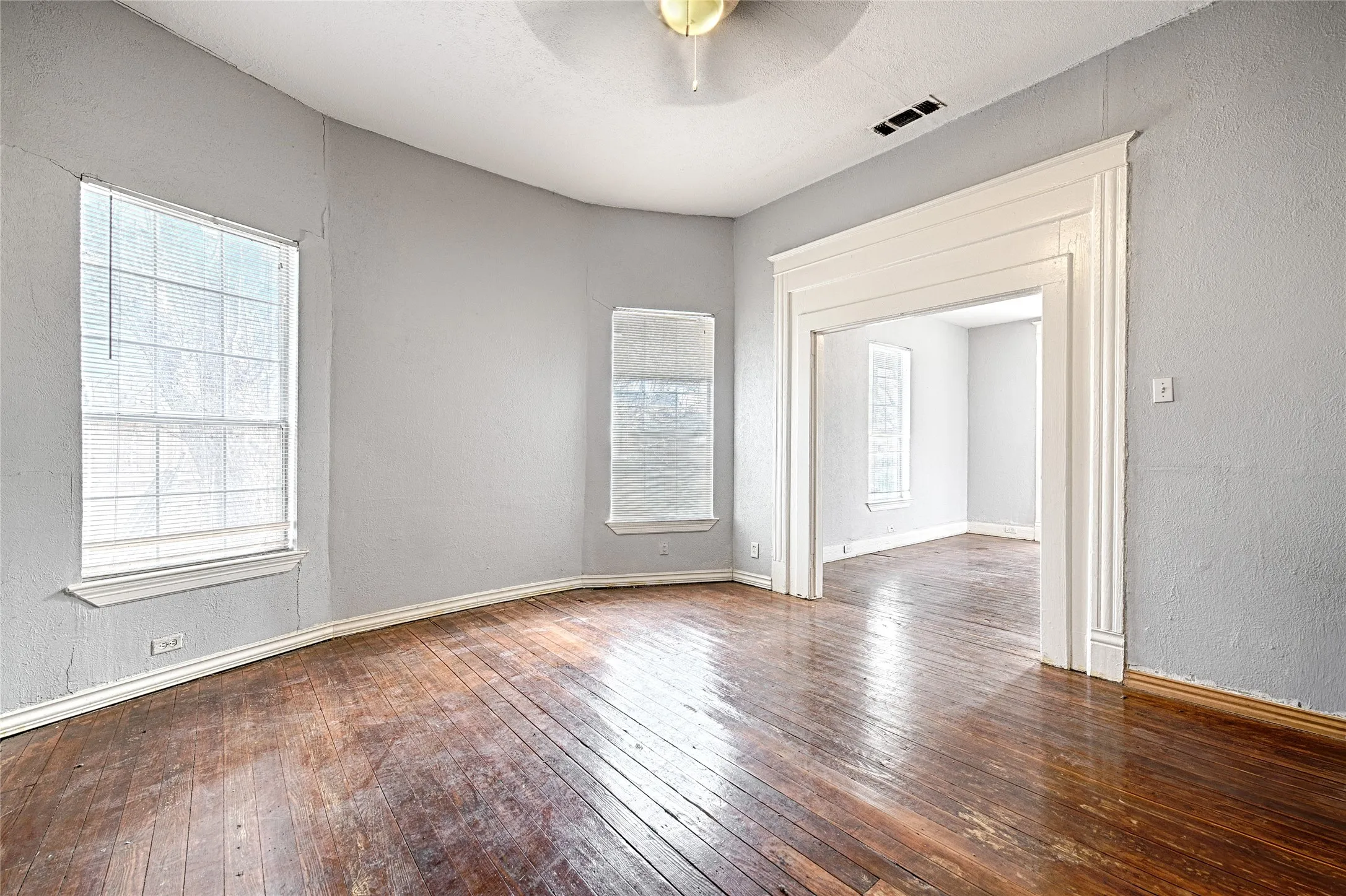 Single Family Residence For Sale in Dallas County , 2457 Glenfield Avenue, Dallas, Texas 75233, 2 Bedroom, 2 Bathroom, Garage spaces, 1,321 Sqft, built in 1925, mls#21188912, Real Estate Agent in Dallas, Homes For Sale in Dallas county, Homes For Sale in Dallas, Realtor in Dallas Texas, Real Estate Brokerage Independent Realty Texas, Luminita Cordes Realtor