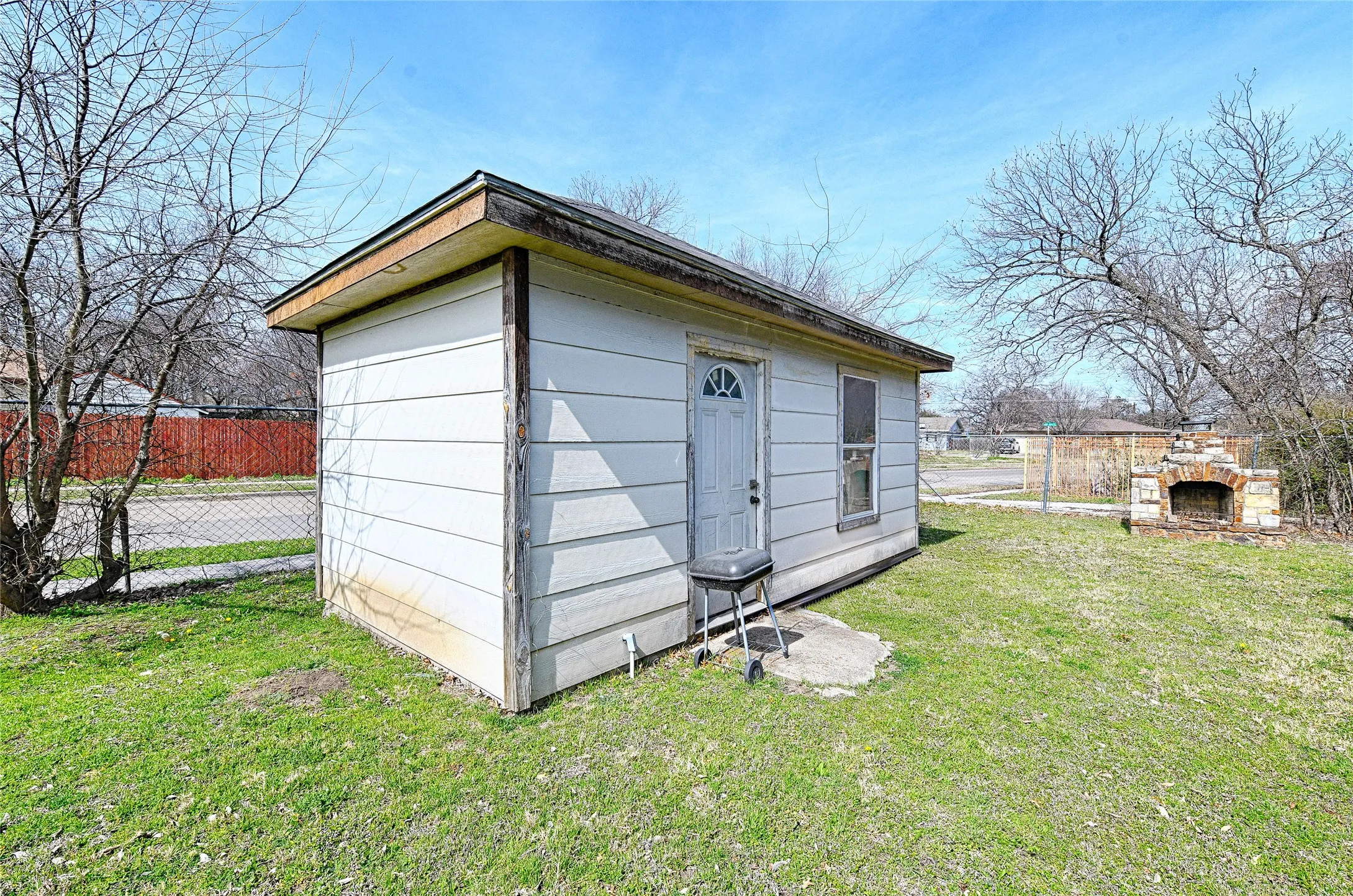 Single Family Residence For Sale in Dallas County , 2457 Glenfield Avenue, Dallas, Texas 75233, 2 Bedroom, 2 Bathroom, Garage spaces, 1,321 Sqft, built in 1925, mls#21188912, Real Estate Agent in Dallas, Homes For Sale in Dallas county, Homes For Sale in Dallas, Realtor in Dallas Texas, Real Estate Brokerage Independent Realty Texas, Luminita Cordes Realtor