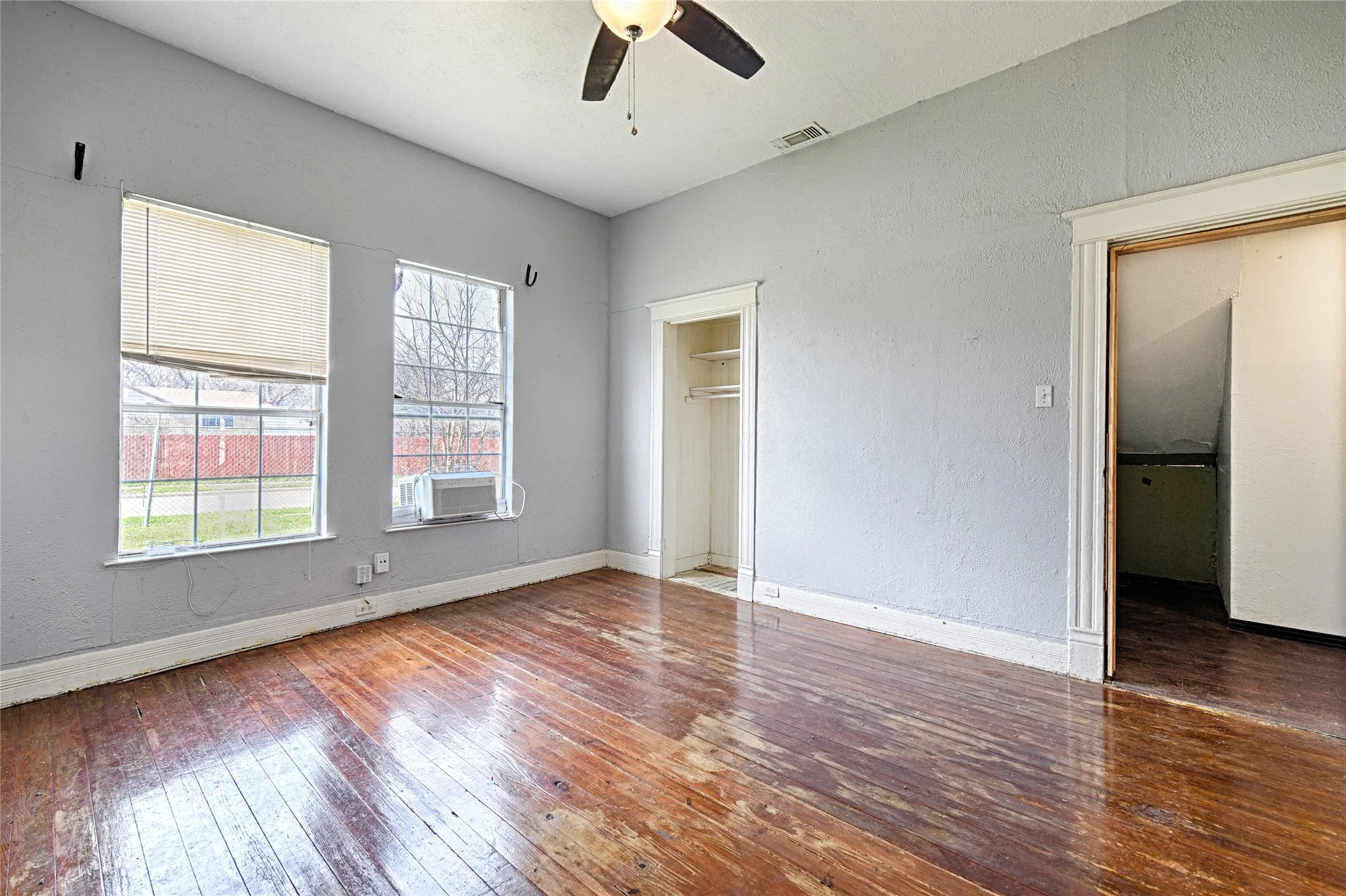 Single Family Residence For Sale in Dallas County , 2457 Glenfield Avenue, Dallas, Texas 75233, 2 Bedroom, 2 Bathroom, Garage spaces, 1,321 Sqft, built in 1925, mls#21188912, Real Estate Agent in Dallas, Homes For Sale in Dallas county, Homes For Sale in Dallas, Realtor in Dallas Texas, Real Estate Brokerage Independent Realty Texas, Luminita Cordes Realtor