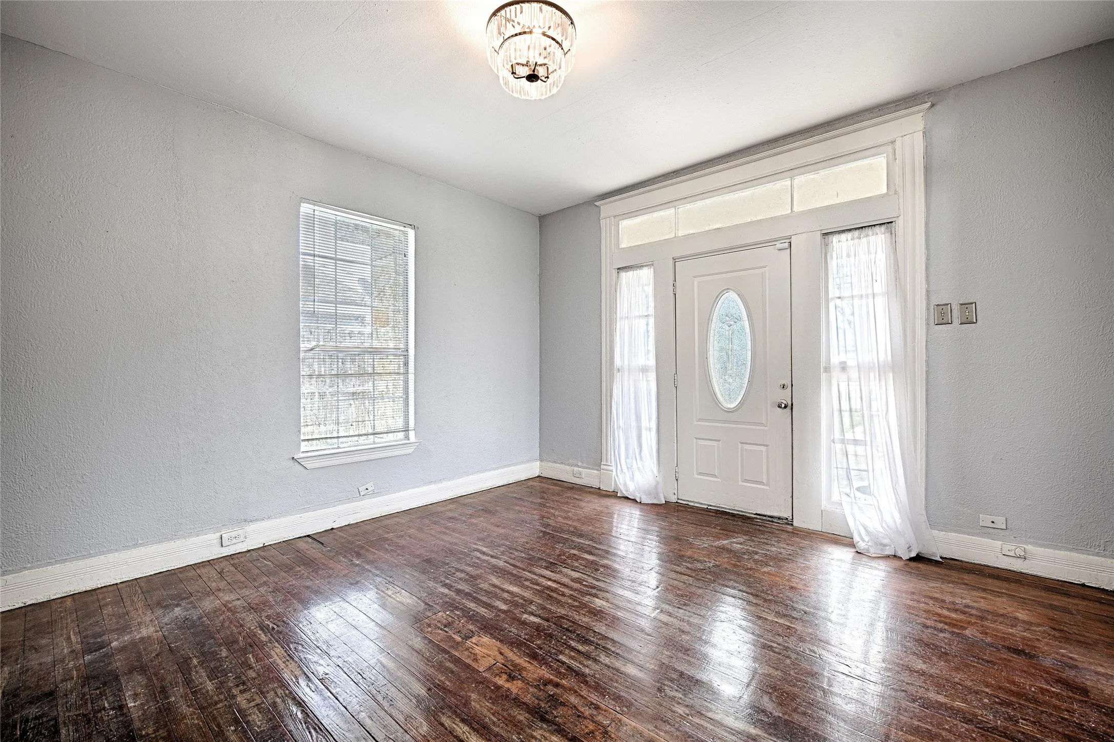 Single Family Residence For Sale in Dallas County , 2457 Glenfield Avenue, Dallas, Texas 75233, 2 Bedroom, 2 Bathroom, Garage spaces, 1,321 Sqft, built in 1925, mls#21188912, Real Estate Agent in Dallas, Homes For Sale in Dallas county, Homes For Sale in Dallas, Realtor in Dallas Texas, Real Estate Brokerage Independent Realty Texas, Luminita Cordes Realtor