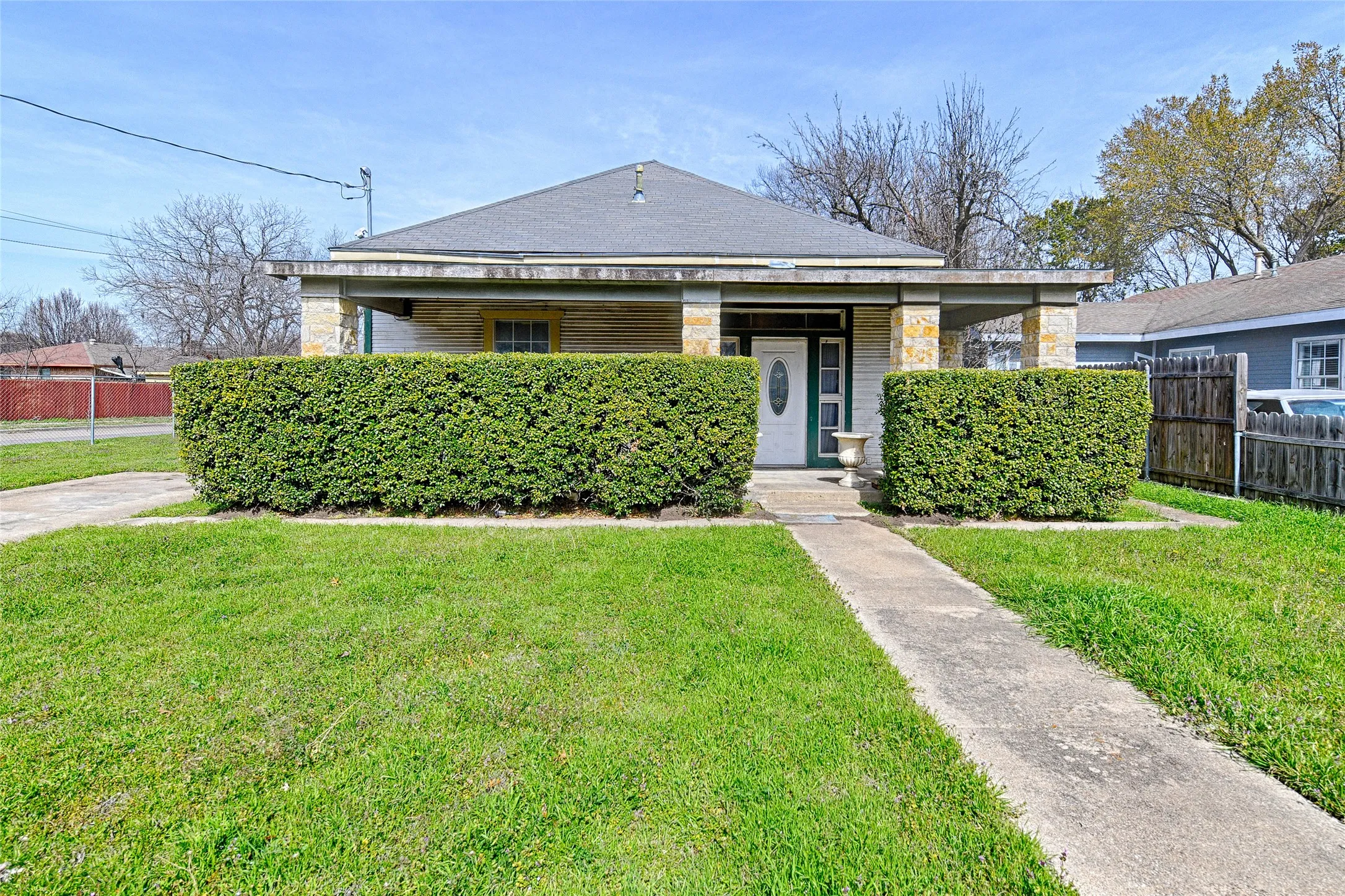 Single Family Residence For Sale in Dallas County , 2457 Glenfield Avenue, Dallas, Texas 75233, 2 Bedroom, 2 Bathroom, Garage spaces, 1,321 Sqft, built in 1925, mls#21188912, Real Estate Agent in Dallas, Homes For Sale in Dallas county, Homes For Sale in Dallas, Realtor in Dallas Texas, Real Estate Brokerage Independent Realty Texas, Luminita Cordes Realtor