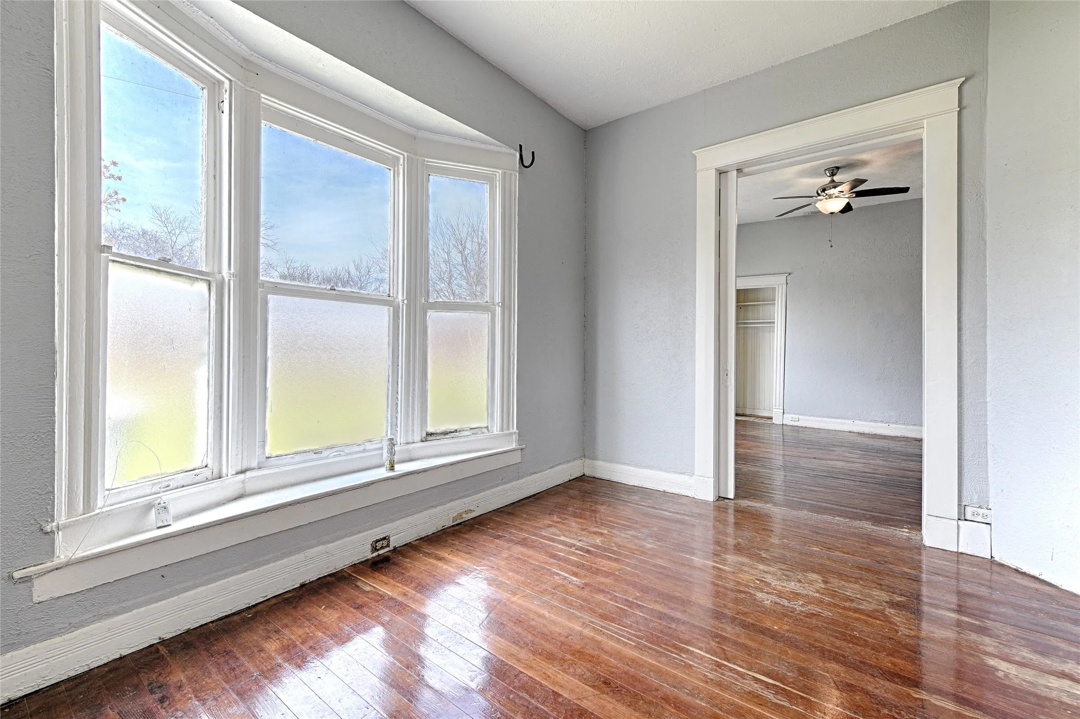 Single Family Residence For Sale in Dallas County , 2457 Glenfield Avenue, Dallas, Texas 75233, 2 Bedroom, 2 Bathroom, Garage spaces, 1,321 Sqft, built in 1925, mls#21188912, Real Estate Agent in Dallas, Homes For Sale in Dallas county, Homes For Sale in Dallas, Realtor in Dallas Texas, Real Estate Brokerage Independent Realty Texas, Luminita Cordes Realtor