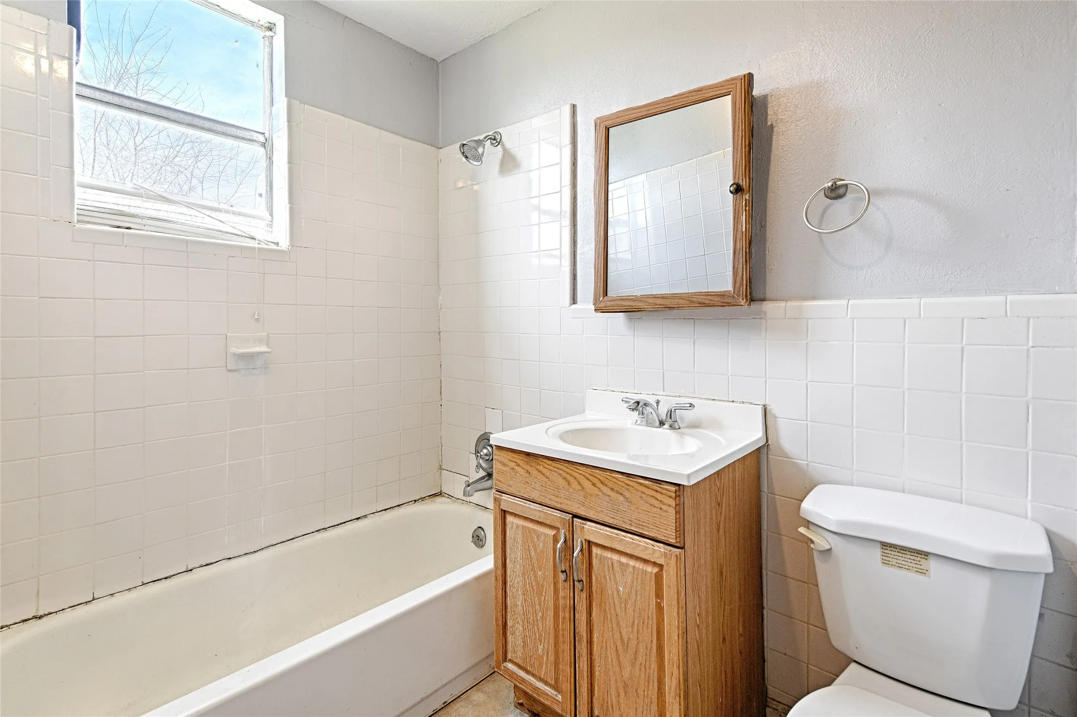 Single Family Residence For Sale in Dallas County , 2457 Glenfield Avenue, Dallas, Texas 75233, 2 Bedroom, 2 Bathroom, Garage spaces, 1,321 Sqft, built in 1925, mls#21188912, Real Estate Agent in Dallas, Homes For Sale in Dallas county, Homes For Sale in Dallas, Realtor in Dallas Texas, Real Estate Brokerage Independent Realty Texas, Luminita Cordes Realtor