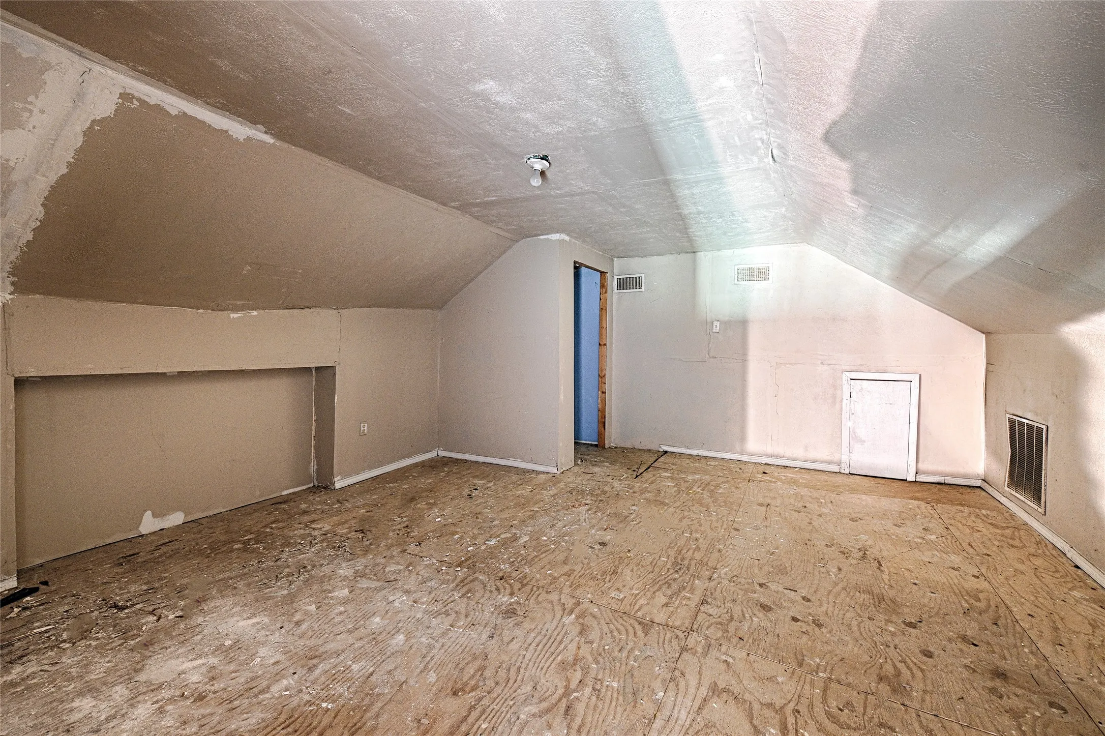 Single Family Residence For Sale in Dallas County , 2457 Glenfield Avenue, Dallas, Texas 75233, 2 Bedroom, 2 Bathroom, Garage spaces, 1,321 Sqft, built in 1925, mls#21188912, Real Estate Agent in Dallas, Homes For Sale in Dallas county, Homes For Sale in Dallas, Realtor in Dallas Texas, Real Estate Brokerage Independent Realty Texas, Luminita Cordes Realtor