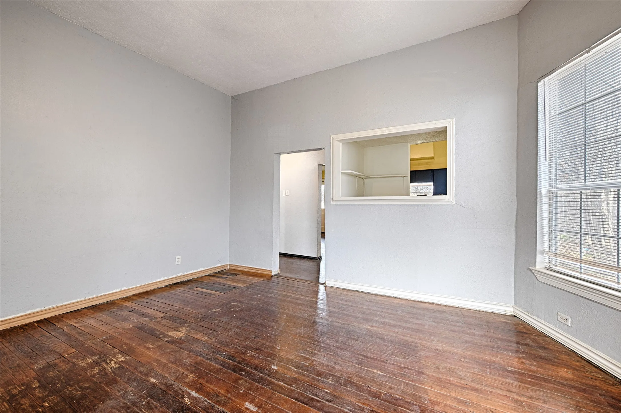 Single Family Residence For Sale in Dallas County , 2457 Glenfield Avenue, Dallas, Texas 75233, 2 Bedroom, 2 Bathroom, Garage spaces, 1,321 Sqft, built in 1925, mls#21188912, Real Estate Agent in Dallas, Homes For Sale in Dallas county, Homes For Sale in Dallas, Realtor in Dallas Texas, Real Estate Brokerage Independent Realty Texas, Luminita Cordes Realtor