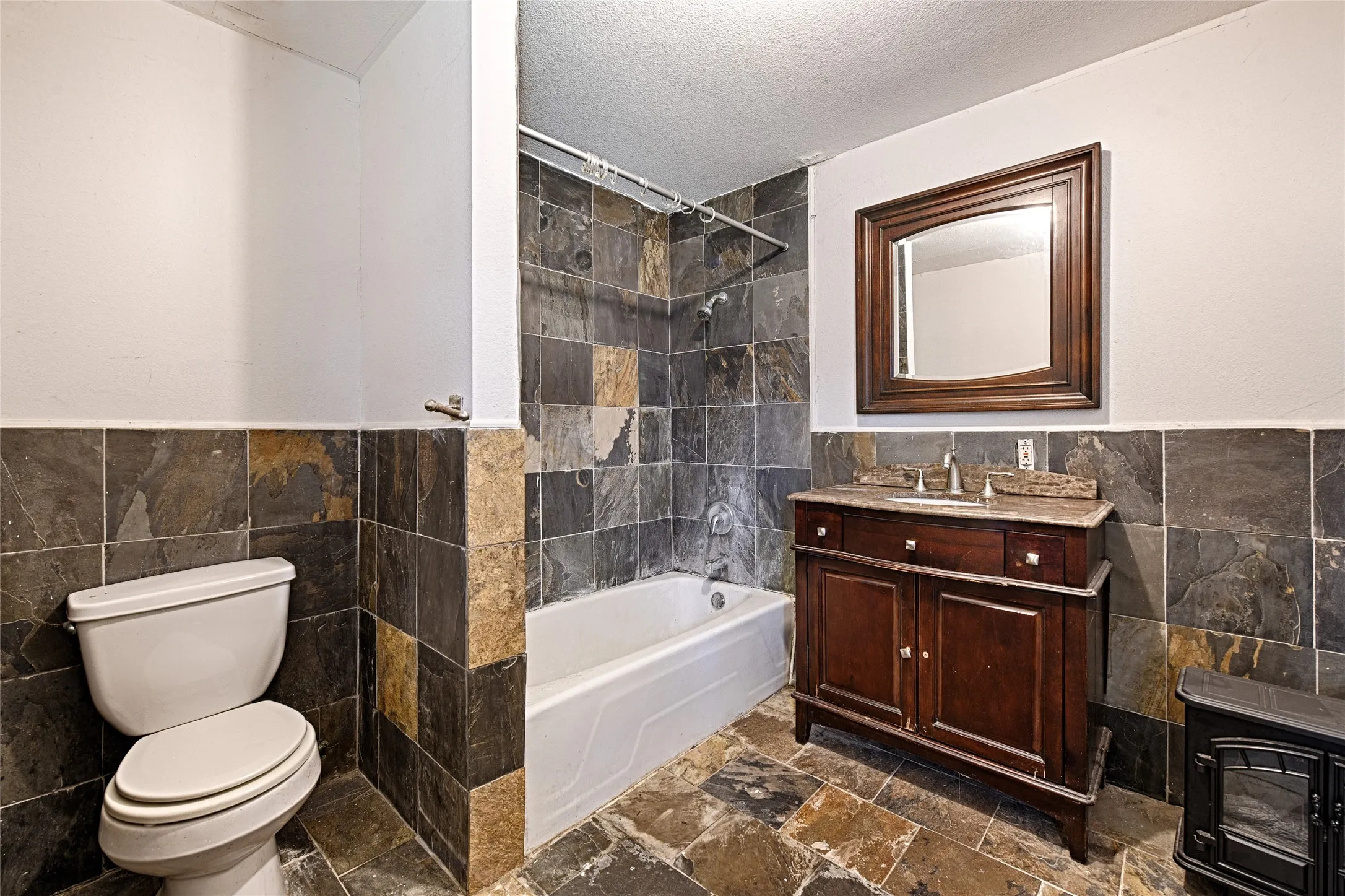 Single Family Residence For Sale in Dallas County , 2457 Glenfield Avenue, Dallas, Texas 75233, 2 Bedroom, 2 Bathroom, Garage spaces, 1,321 Sqft, built in 1925, mls#21188912, Real Estate Agent in Dallas, Homes For Sale in Dallas county, Homes For Sale in Dallas, Realtor in Dallas Texas, Real Estate Brokerage Independent Realty Texas, Luminita Cordes Realtor
