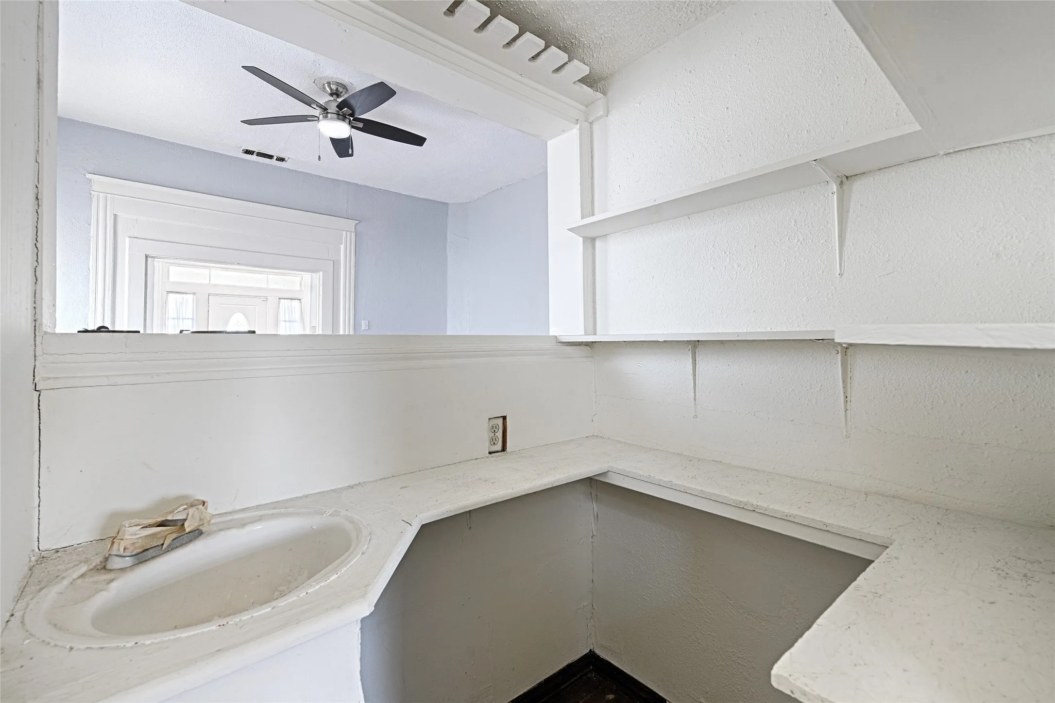 Single Family Residence For Sale in Dallas County , 2457 Glenfield Avenue, Dallas, Texas 75233, 2 Bedroom, 2 Bathroom, Garage spaces, 1,321 Sqft, built in 1925, mls#21188912, Real Estate Agent in Dallas, Homes For Sale in Dallas county, Homes For Sale in Dallas, Realtor in Dallas Texas, Real Estate Brokerage Independent Realty Texas, Luminita Cordes Realtor