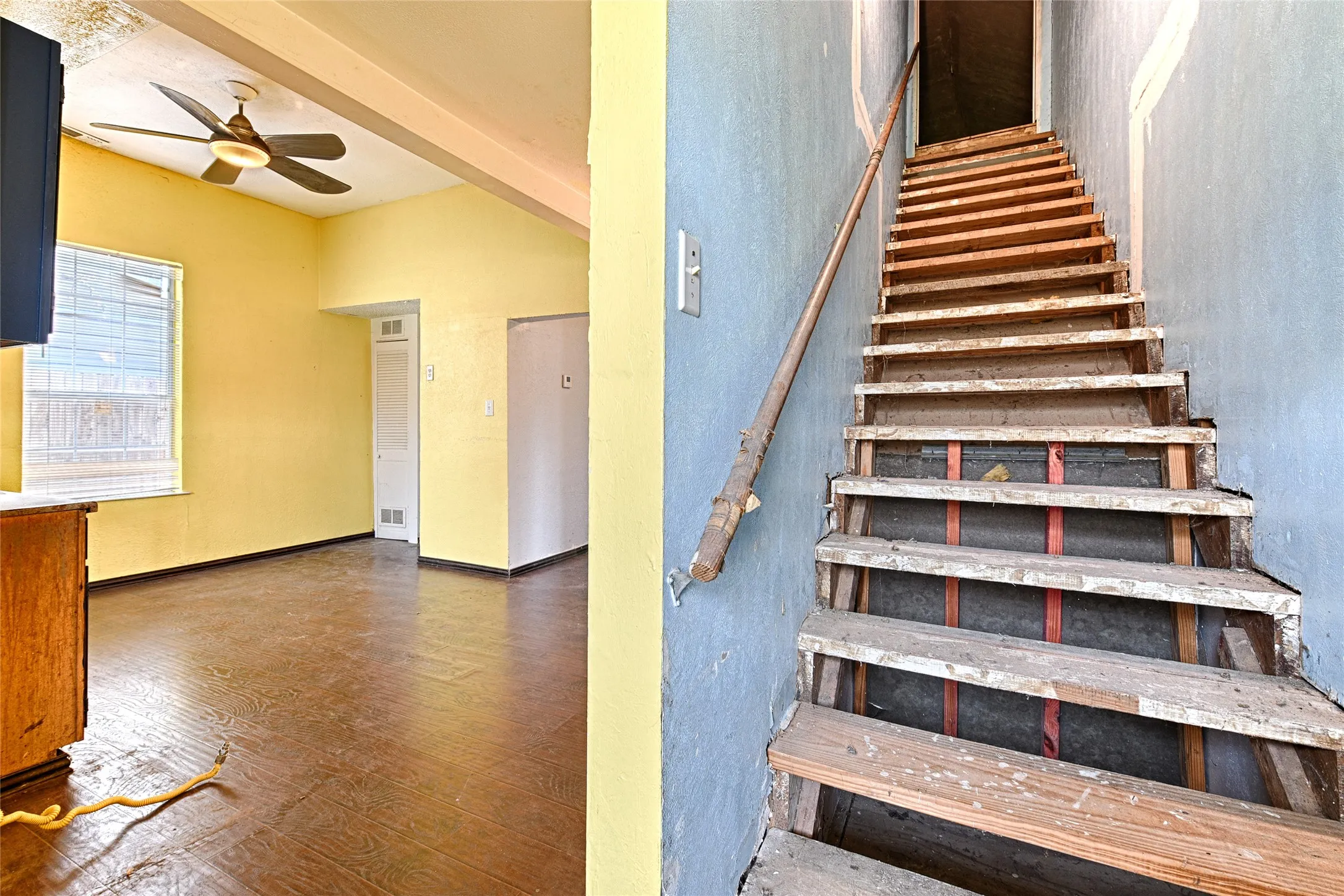 Single Family Residence For Sale in Dallas County , 2457 Glenfield Avenue, Dallas, Texas 75233, 2 Bedroom, 2 Bathroom, Garage spaces, 1,321 Sqft, built in 1925, mls#21188912, Real Estate Agent in Dallas, Homes For Sale in Dallas county, Homes For Sale in Dallas, Realtor in Dallas Texas, Real Estate Brokerage Independent Realty Texas, Luminita Cordes Realtor