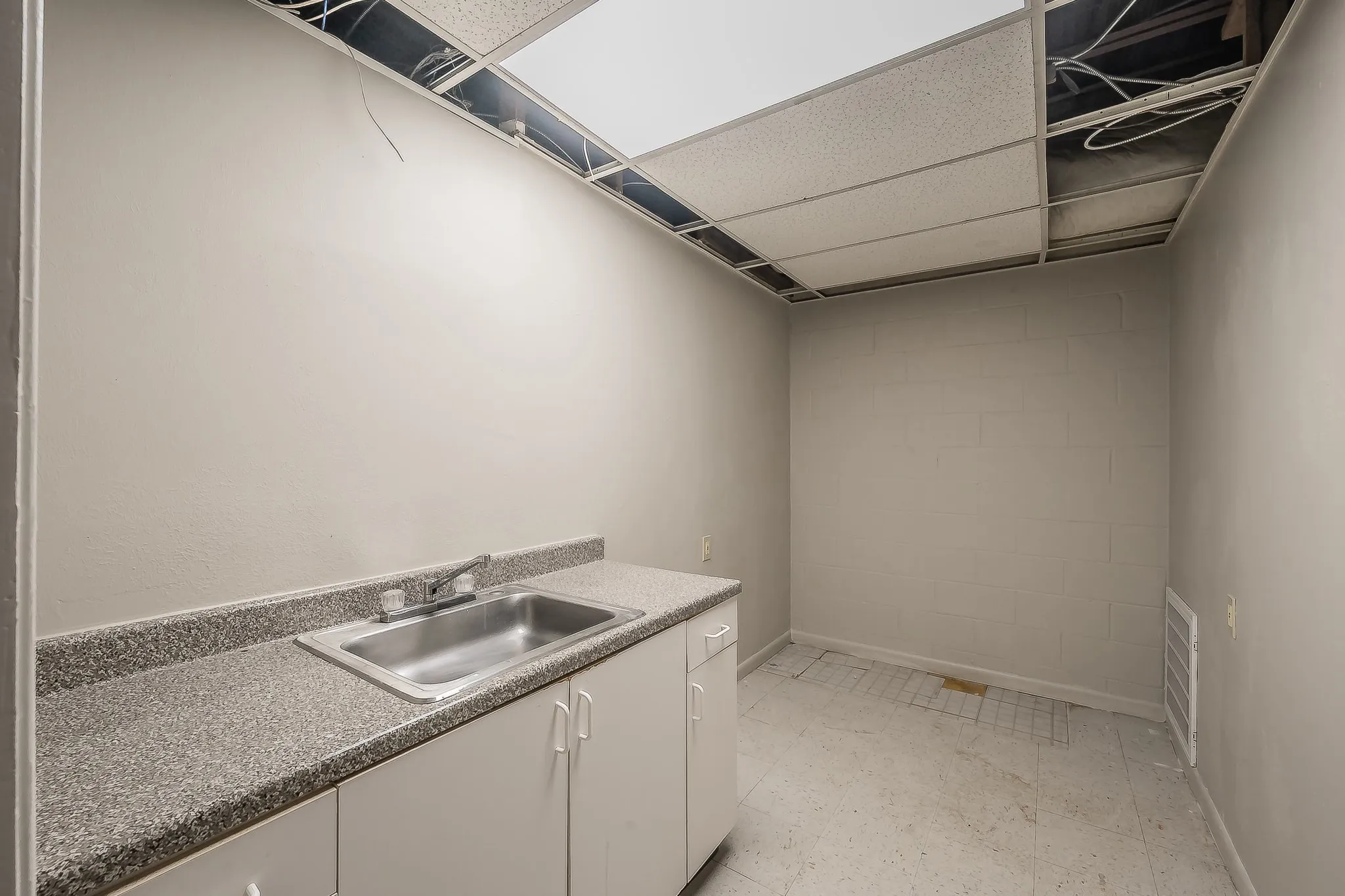 Business For Sale in Tarrant County , 5704 James Avenue, Fort Worth, Texas 76134, 0, 0, Garage spaces, 0 Sqft, built in 1965, Preowned, mls#21186555, Real Estate Agent in Fort Worth, Homes For Sale in Tarrant county, Homes For Sale in Fort Worth, Realtor in Fort Worth Texas, Real Estate Brokerage Independent Realty Texas, Luminita Cordes Realtor