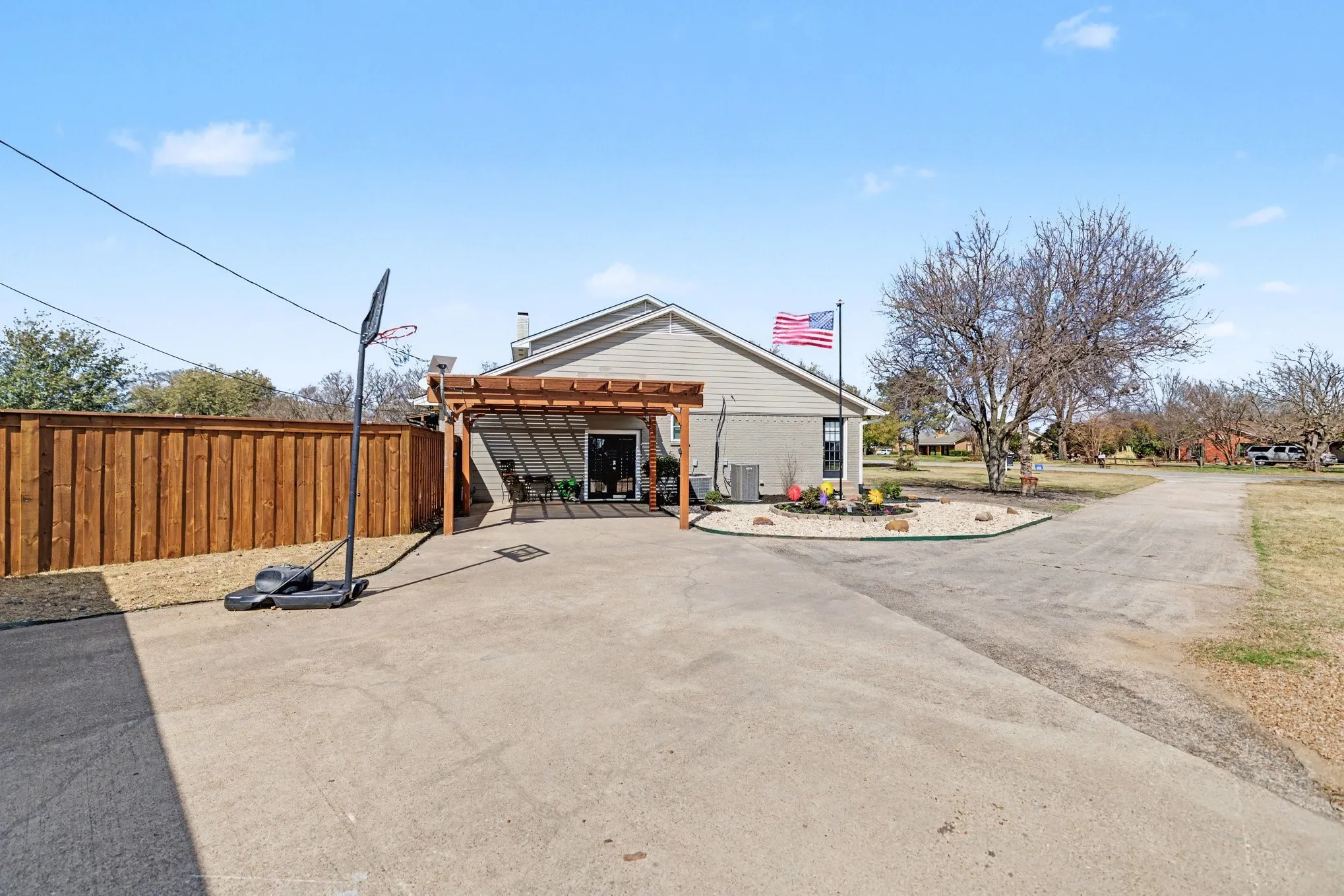 Single Family Residence For Sale in Rockwall County , 224 Windy Lane, Rockwall, Texas 75087, 7 Bedroom, 5 Bathroom, 4 Garage spaces, 3,948 Sqft, built in 1978, Preowned, mls#21182267, Real Estate Agent in Rockwall, Homes For Sale in Rockwall county, Homes For Sale in Rockwall, Realtor in Rockwall Texas, Real Estate Brokerage Independent Realty Texas, Luminita Cordes Realtor