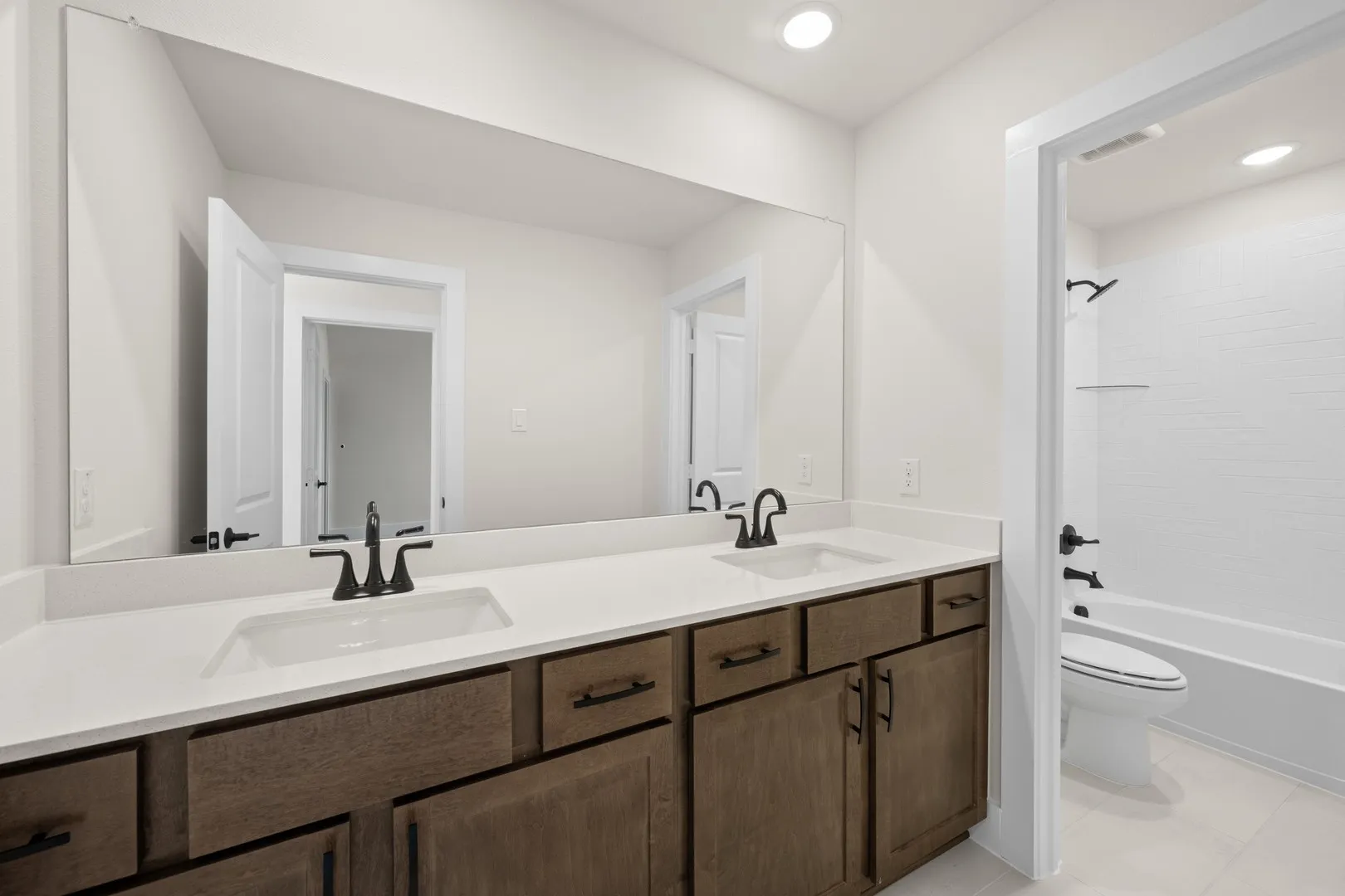 1562 Ginger- Bathroom'-5478