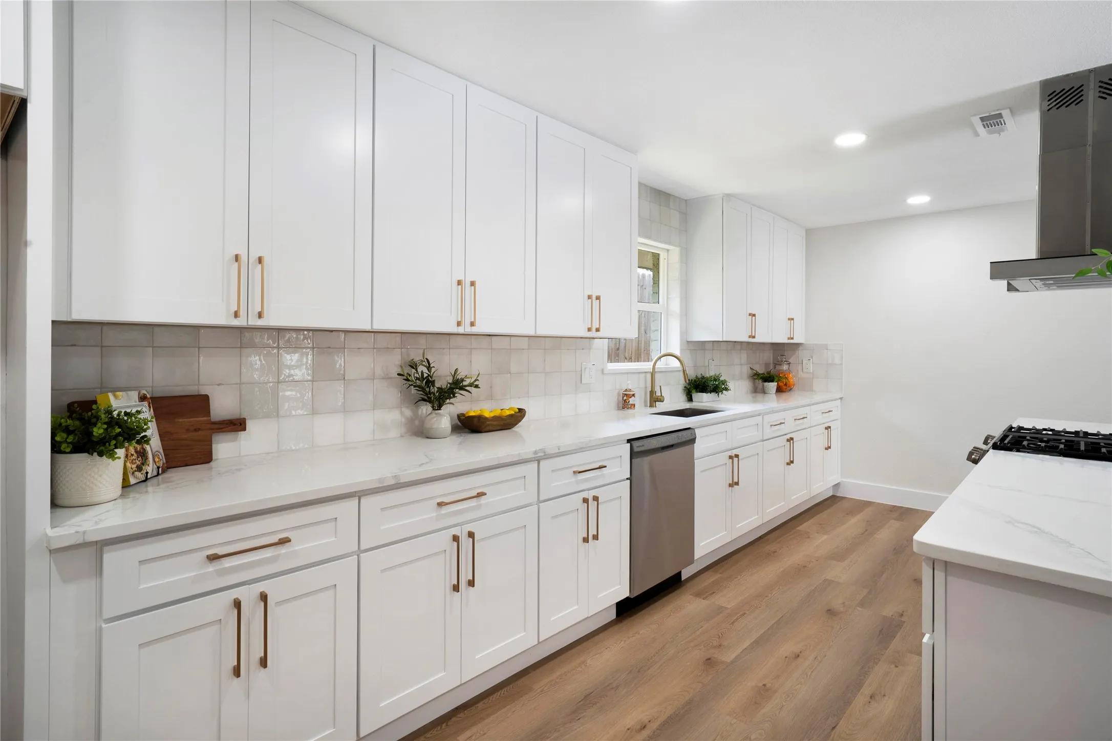 Single Family Residence For Sale in Dallas County , 10416 Church Road, Dallas, Texas 75238, 3 Bedroom, 2 Bathroom, 2 Garage spaces, 1,833 Sqft, built in 1965, Preowned, mls#21193156, Real Estate Agent in Dallas, Homes For Sale in Dallas county, Homes For Sale in Dallas, Realtor in Dallas Texas, Real Estate Brokerage Independent Realty Texas, Luminita Cordes Realtor