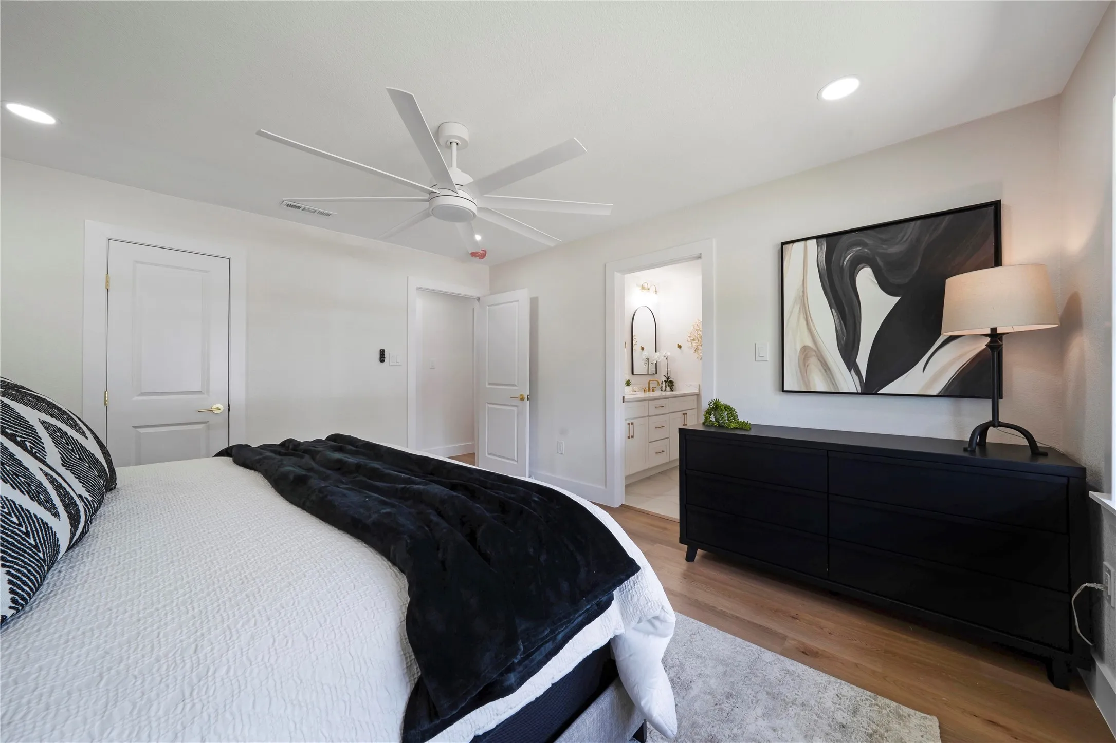 Single Family Residence For Sale in Dallas County , 10416 Church Road, Dallas, Texas 75238, 3 Bedroom, 2 Bathroom, 2 Garage spaces, 1,833 Sqft, built in 1965, Preowned, mls#21193156, Real Estate Agent in Dallas, Homes For Sale in Dallas county, Homes For Sale in Dallas, Realtor in Dallas Texas, Real Estate Brokerage Independent Realty Texas, Luminita Cordes Realtor