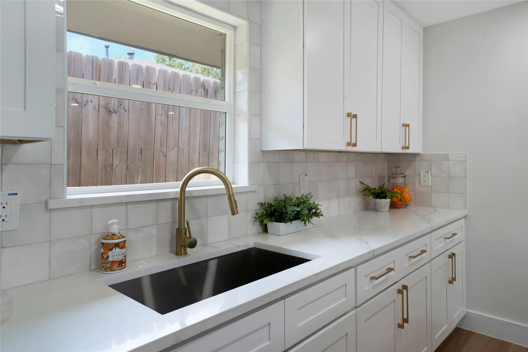 Single Family Residence For Sale in Dallas County , 10416 Church Road, Dallas, Texas 75238, 3 Bedroom, 2 Bathroom, 2 Garage spaces, 1,833 Sqft, built in 1965, Preowned, mls#21193156, Real Estate Agent in Dallas, Homes For Sale in Dallas county, Homes For Sale in Dallas, Realtor in Dallas Texas, Real Estate Brokerage Independent Realty Texas, Luminita Cordes Realtor