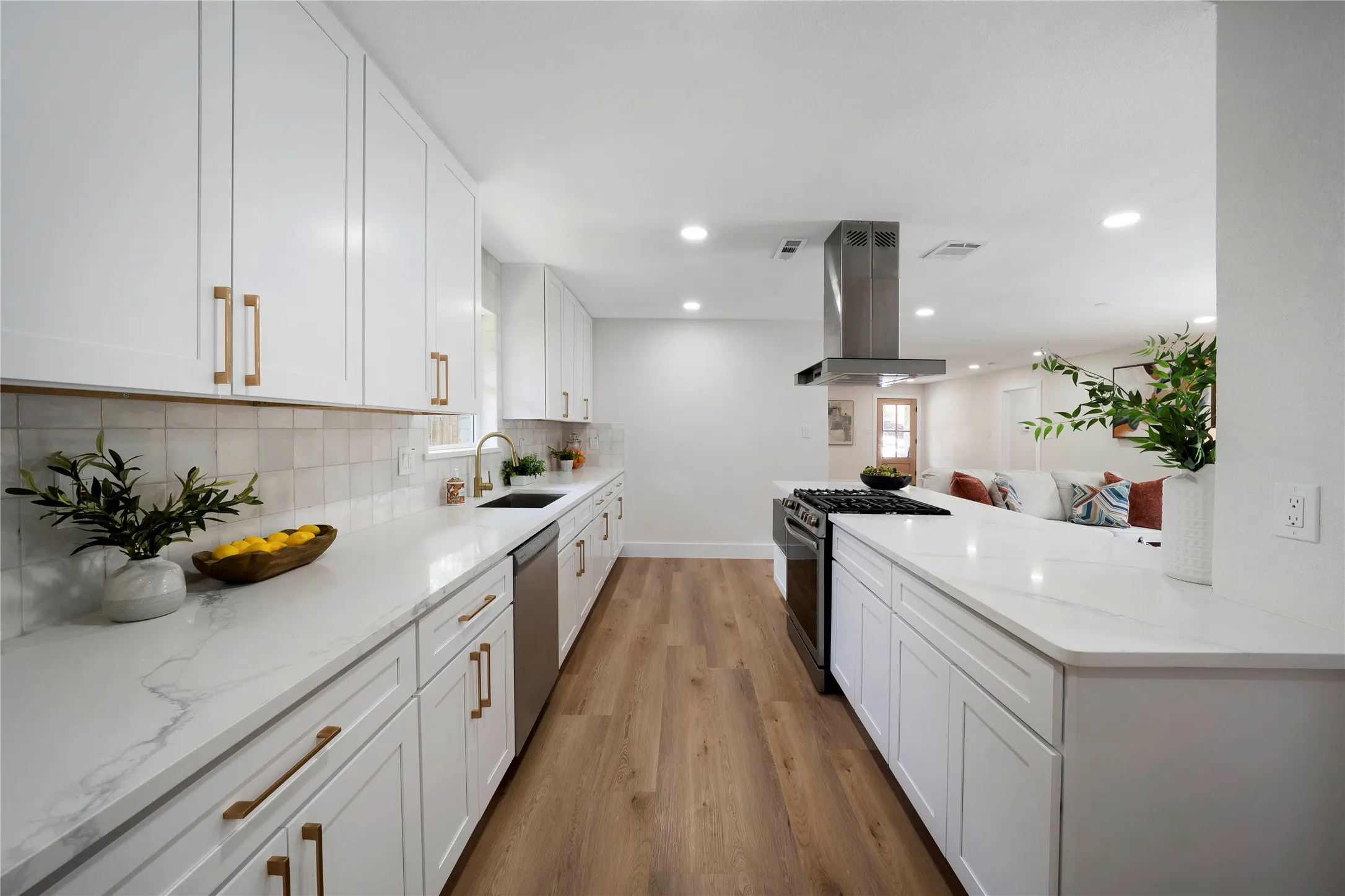 Single Family Residence For Sale in Dallas County , 10416 Church Road, Dallas, Texas 75238, 3 Bedroom, 2 Bathroom, 2 Garage spaces, 1,833 Sqft, built in 1965, Preowned, mls#21193156, Real Estate Agent in Dallas, Homes For Sale in Dallas county, Homes For Sale in Dallas, Realtor in Dallas Texas, Real Estate Brokerage Independent Realty Texas, Luminita Cordes Realtor