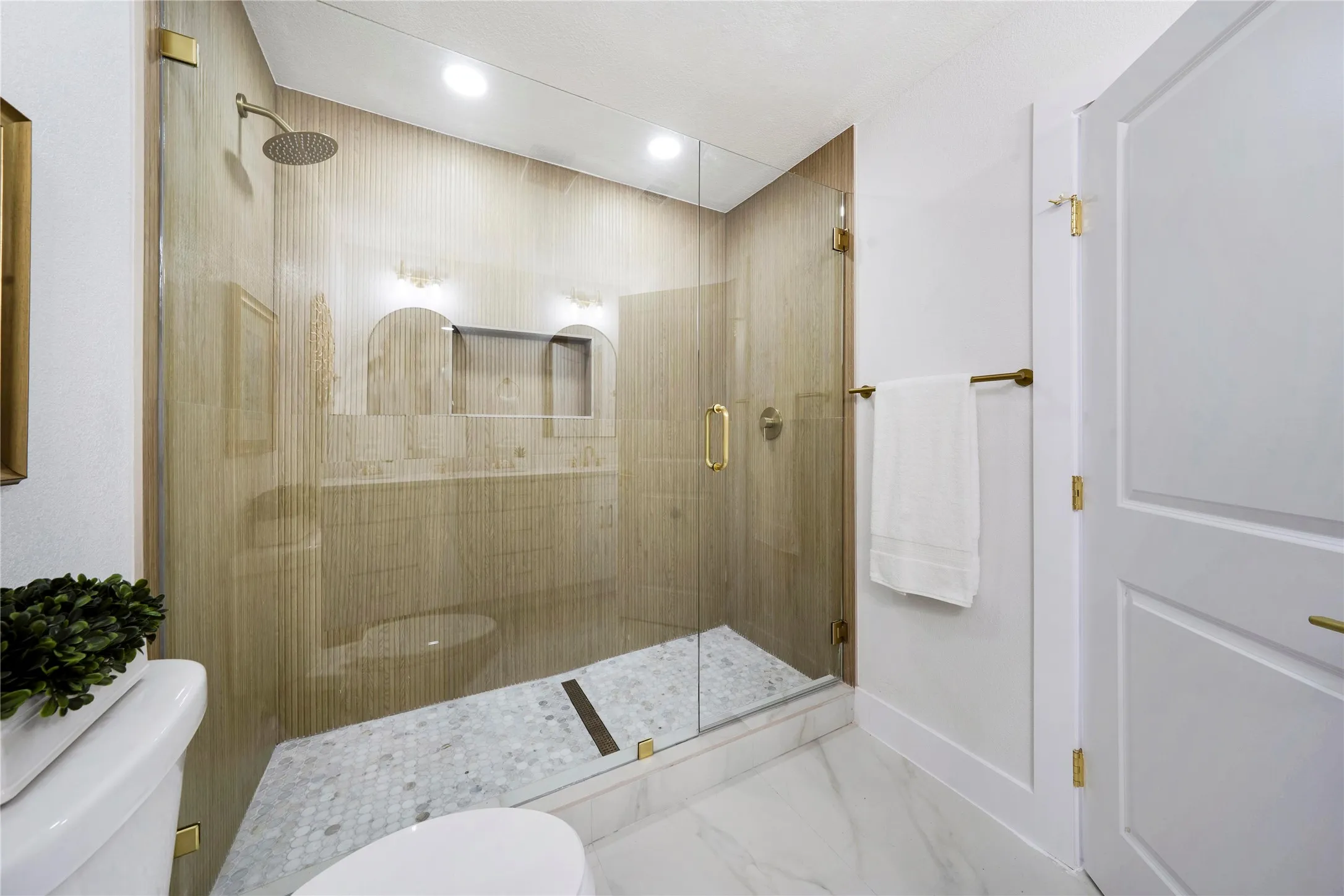 Single Family Residence For Sale in Dallas County , 10416 Church Road, Dallas, Texas 75238, 3 Bedroom, 2 Bathroom, 2 Garage spaces, 1,833 Sqft, built in 1965, Preowned, mls#21193156, Real Estate Agent in Dallas, Homes For Sale in Dallas county, Homes For Sale in Dallas, Realtor in Dallas Texas, Real Estate Brokerage Independent Realty Texas, Luminita Cordes Realtor