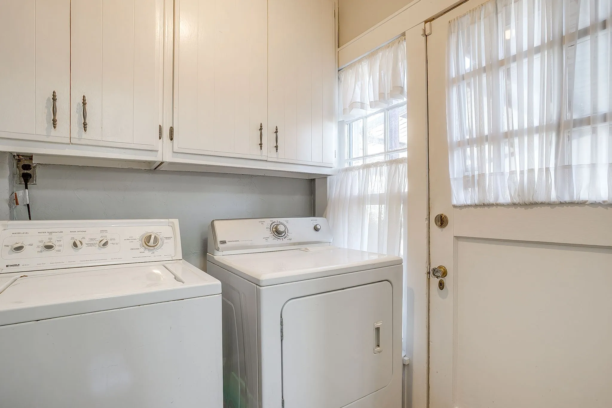 Single Family Residence For Sale in Palo Pinto County , 503 NW 4th Avenue, Mineral Wells, Texas 76067, 4 Bedroom, 4 Bathroom, Garage spaces, 4,056 Sqft, built in 1930, Preowned, Price $699,900, mls#21192976, Real Estate Agent in Mineral Wells, Homes For Sale in Palo Pinto county, Homes For Sale in Mineral Wells, Realtor in Mineral Wells Texas, Real Estate Brokerage Independent Realty Texas, Luminita Cordes Realtor