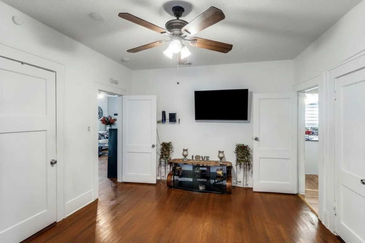 Single Family Residence For Sale in Dallas County , 2317 Anderson Street, Dallas, Texas 75215, 3 Bedroom, 2 Bathroom, Garage spaces, 1,623 Sqft, built in 1926, mls#21193131, Real Estate Agent in Dallas, Homes For Sale in Dallas county, Homes For Sale in Dallas, Realtor in Dallas Texas, Real Estate Brokerage Independent Realty Texas, Luminita Cordes Realtor