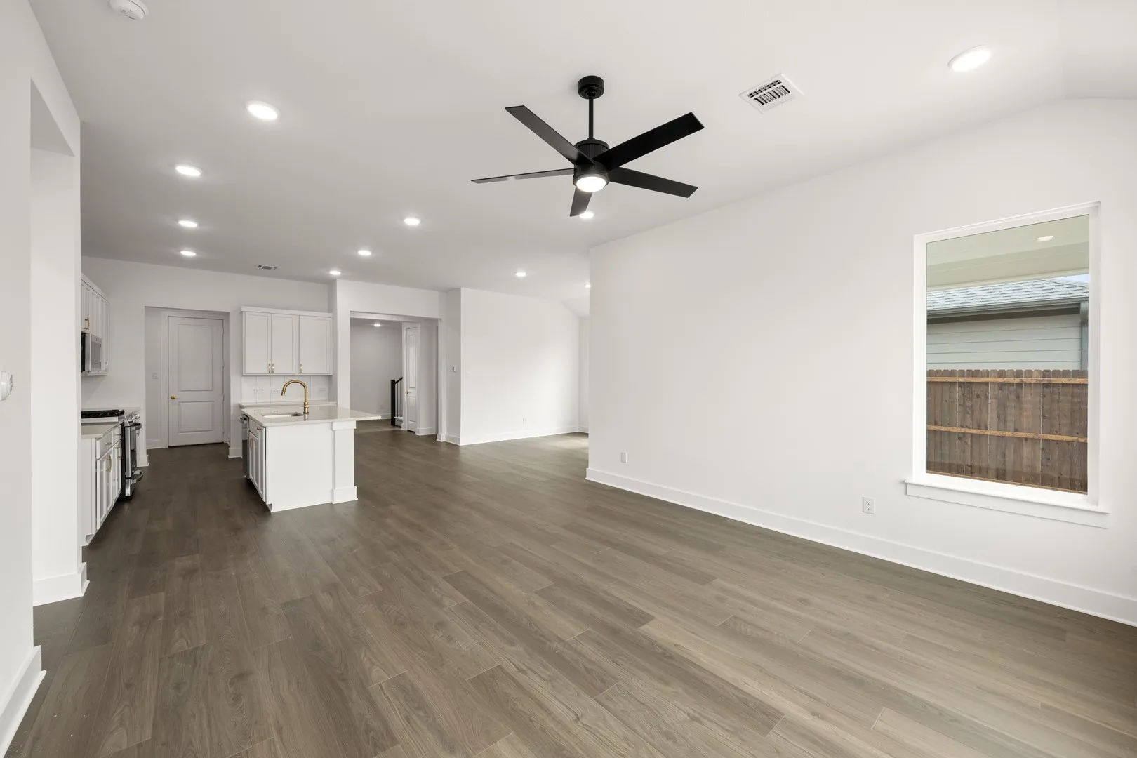 1725 Nesting Robin- Living Room-4803