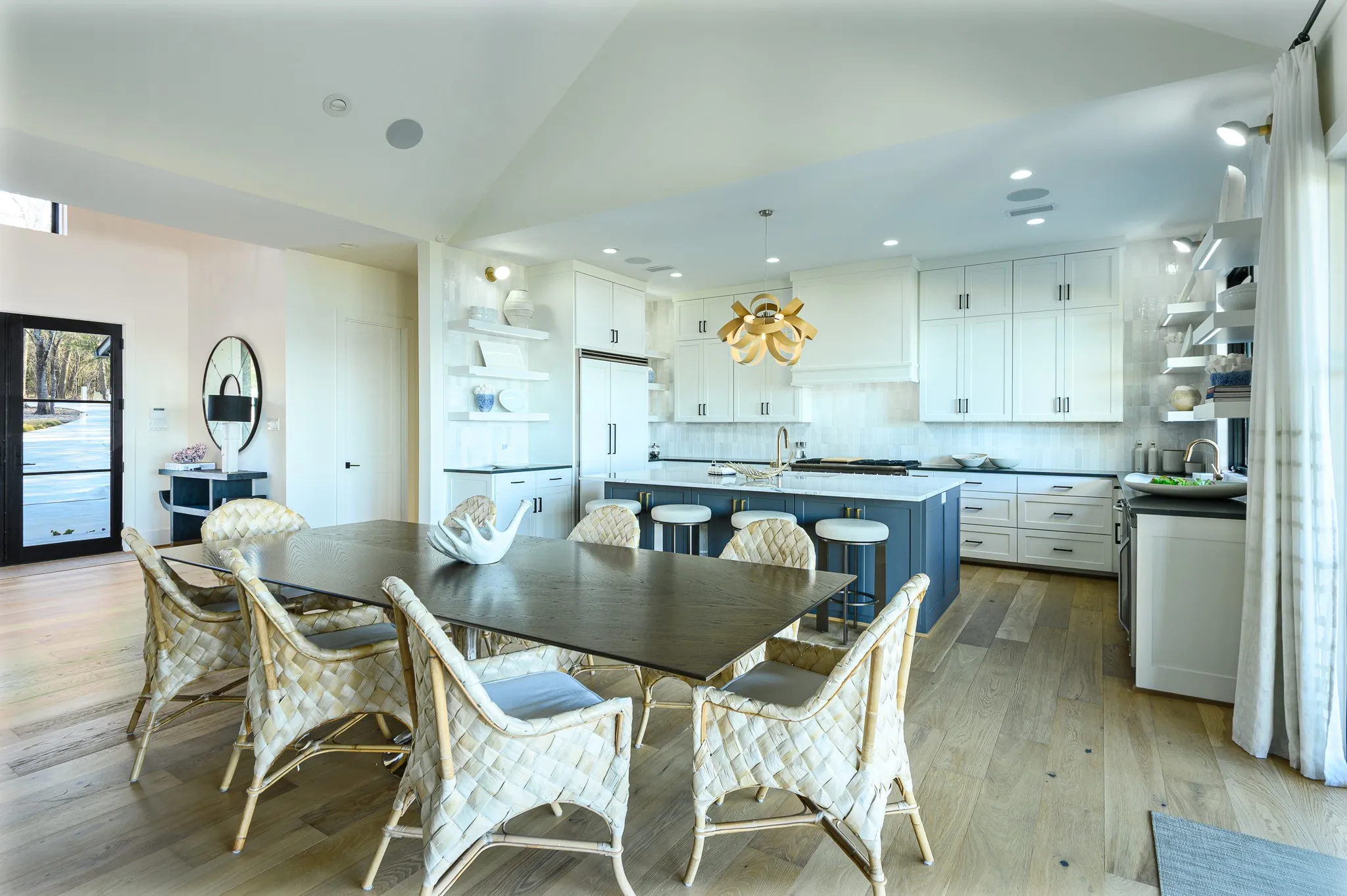 Single Family Residence For Sale in Kaufman County , 211 Deer Valley, Mabank, Texas 75147, 4 Bedroom, 6 Bathroom, 2 Garage spaces, 4,524 Sqft, built in 2020, Preowned, mls#21159546, Real Estate Agent in Mabank, Homes For Sale in Kaufman county, Homes For Sale in Mabank, Realtor in Mabank Texas, Real Estate Brokerage Independent Realty Texas, Luminita Cordes Realtor