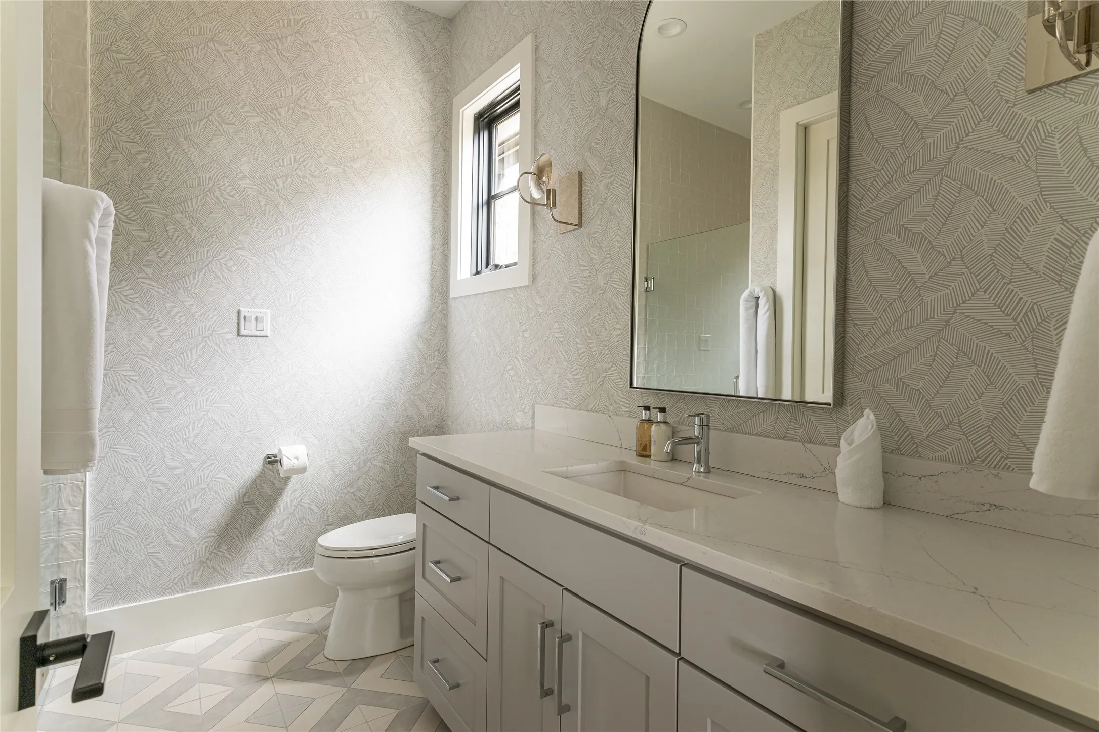 Single Family Residence For Sale in Kaufman County , 211 Deer Valley, Mabank, Texas 75147, 4 Bedroom, 6 Bathroom, 2 Garage spaces, 4,524 Sqft, built in 2020, Preowned, mls#21159546, Real Estate Agent in Mabank, Homes For Sale in Kaufman county, Homes For Sale in Mabank, Realtor in Mabank Texas, Real Estate Brokerage Independent Realty Texas, Luminita Cordes Realtor