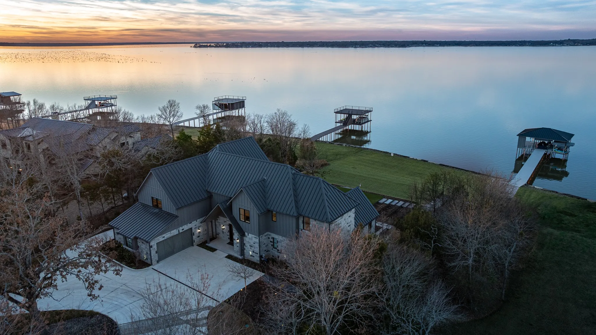 Single Family Residence For Sale in Kaufman County , 211 Deer Valley, Mabank, Texas 75147, 4 Bedroom, 6 Bathroom, 2 Garage spaces, 4,524 Sqft, built in 2020, Preowned, mls#21159546, Real Estate Agent in Mabank, Homes For Sale in Kaufman county, Homes For Sale in Mabank, Realtor in Mabank Texas, Real Estate Brokerage Independent Realty Texas, Luminita Cordes Realtor