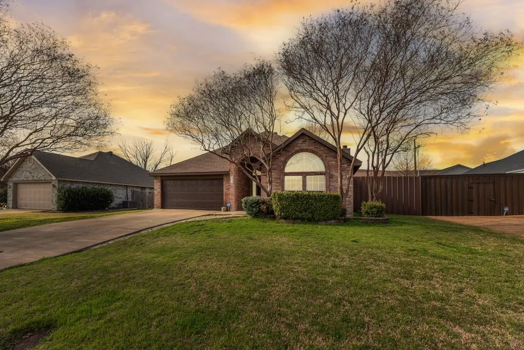 Single Family Residence For Sale in Rockwall County , 313 Winter Park, Rockwall, Texas 75032, 3 Bedroom, 2 Bathroom, 2 Garage spaces, 1,409 Sqft, built in 1996, mls#21192928, Real Estate Agent in Rockwall, Homes For Sale in Rockwall county, Homes For Sale in Rockwall, Realtor in Rockwall Texas, Real Estate Brokerage Independent Realty Texas, Luminita Cordes Realtor