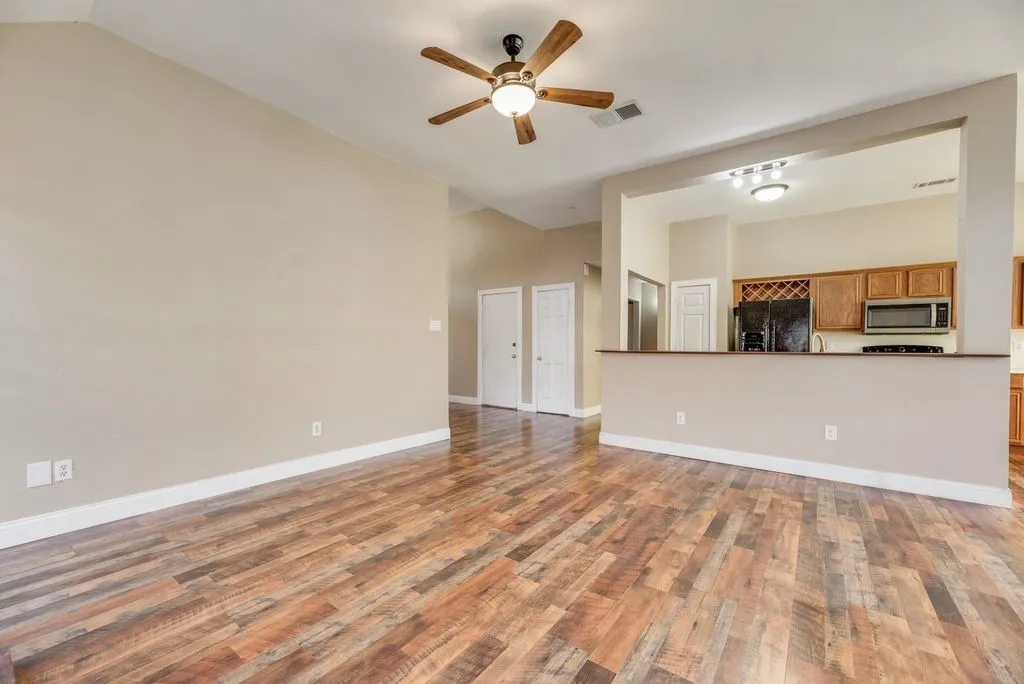 Single Family Residence For Sale in Rockwall County , 313 Winter Park, Rockwall, Texas 75032, 3 Bedroom, 2 Bathroom, 2 Garage spaces, 1,409 Sqft, built in 1996, mls#21192928, Real Estate Agent in Rockwall, Homes For Sale in Rockwall county, Homes For Sale in Rockwall, Realtor in Rockwall Texas, Real Estate Brokerage Independent Realty Texas, Luminita Cordes Realtor