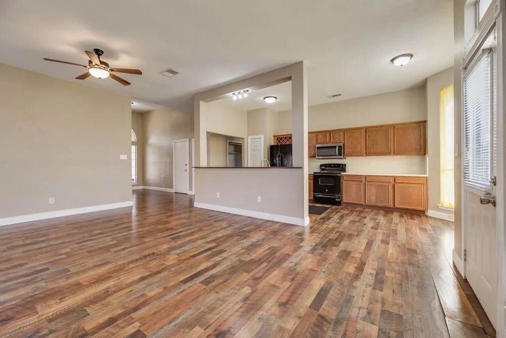Single Family Residence For Sale in Rockwall County , 313 Winter Park, Rockwall, Texas 75032, 3 Bedroom, 2 Bathroom, 2 Garage spaces, 1,409 Sqft, built in 1996, mls#21192928, Real Estate Agent in Rockwall, Homes For Sale in Rockwall county, Homes For Sale in Rockwall, Realtor in Rockwall Texas, Real Estate Brokerage Independent Realty Texas, Luminita Cordes Realtor