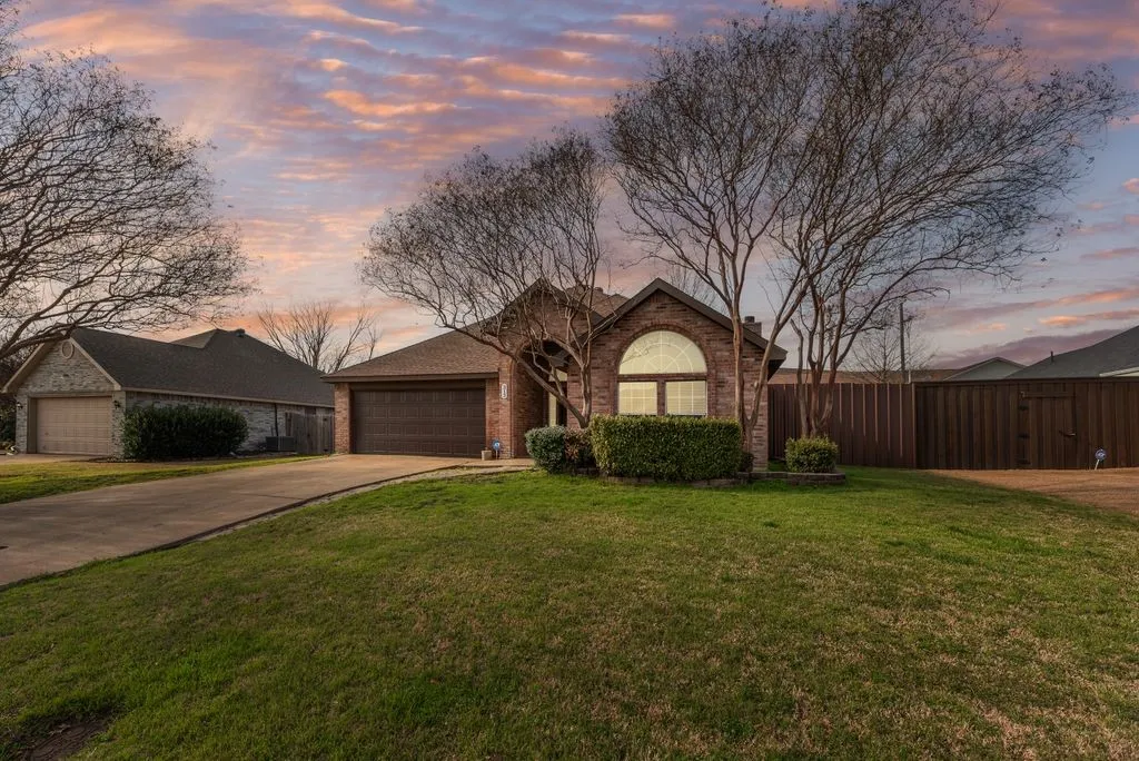 Single Family Residence For Sale in Rockwall County , 313 Winter Park, Rockwall, Texas 75032, 3 Bedroom, 2 Bathroom, 2 Garage spaces, 1,409 Sqft, built in 1996, mls#21192928, Real Estate Agent in Rockwall, Homes For Sale in Rockwall county, Homes For Sale in Rockwall, Realtor in Rockwall Texas, Real Estate Brokerage Independent Realty Texas, Luminita Cordes Realtor